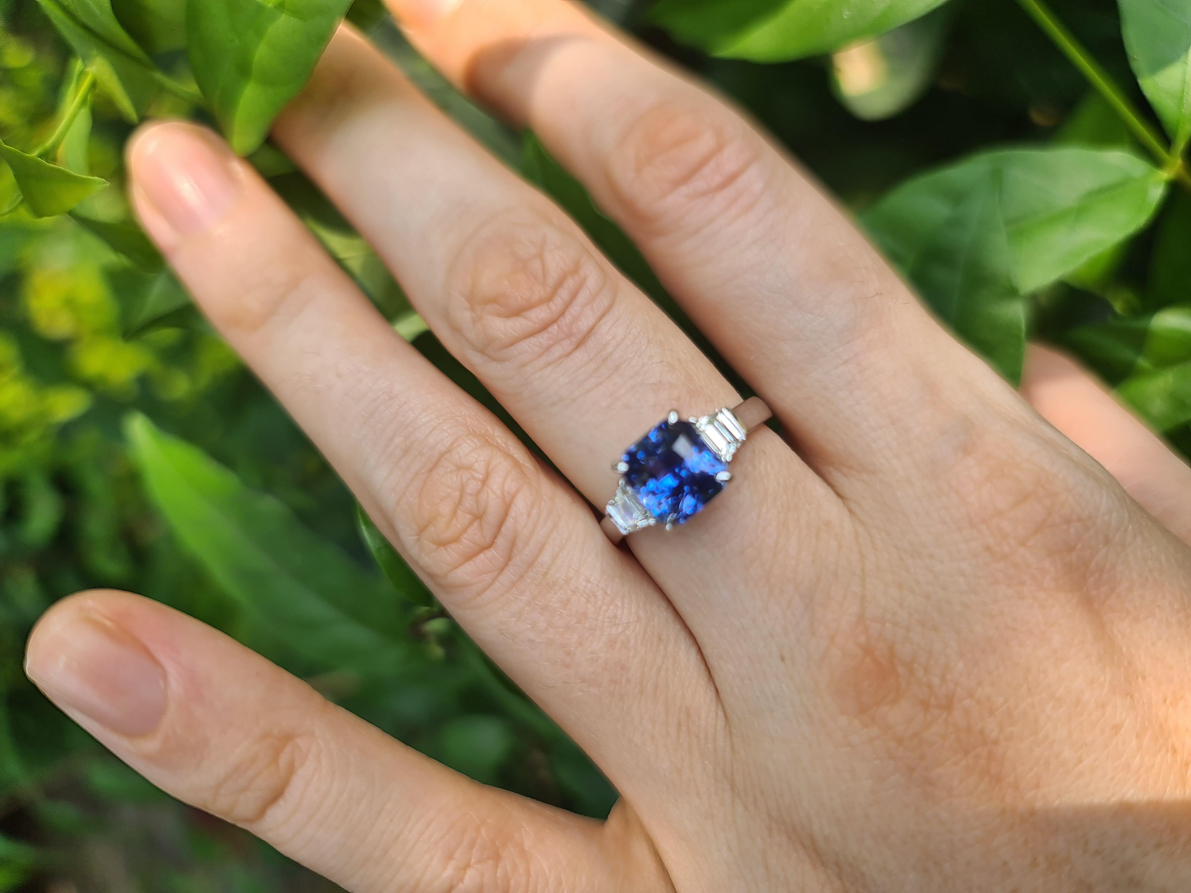 Platinring, GIA Ceylon unerhitzter blauer 4,04 Karat Saphir VVS E Trapez Diamanten im Angebot 2