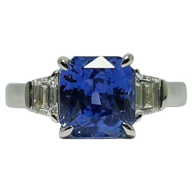 Bague en platine avec saphir bleu non chauffé de Ceylan de 4,04 carats et diamants trapézoïdaux VVS E, certifiés GIA en vente