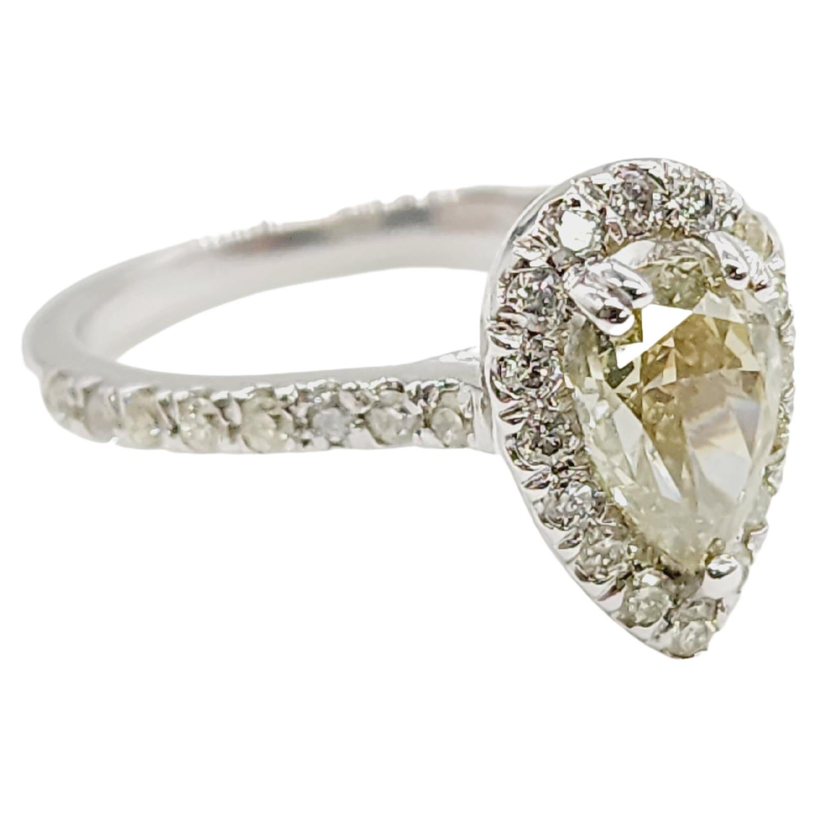 GIA CHAMELEON Fancy Brownish Greenish Yellow Diamante naturale a forma di pera Pesa 1,11 carati. 
Circondato da pavé di diamanti bianchi nella montatura a raggiera in oro bianco 14 carati. 
Anello misura 6,5