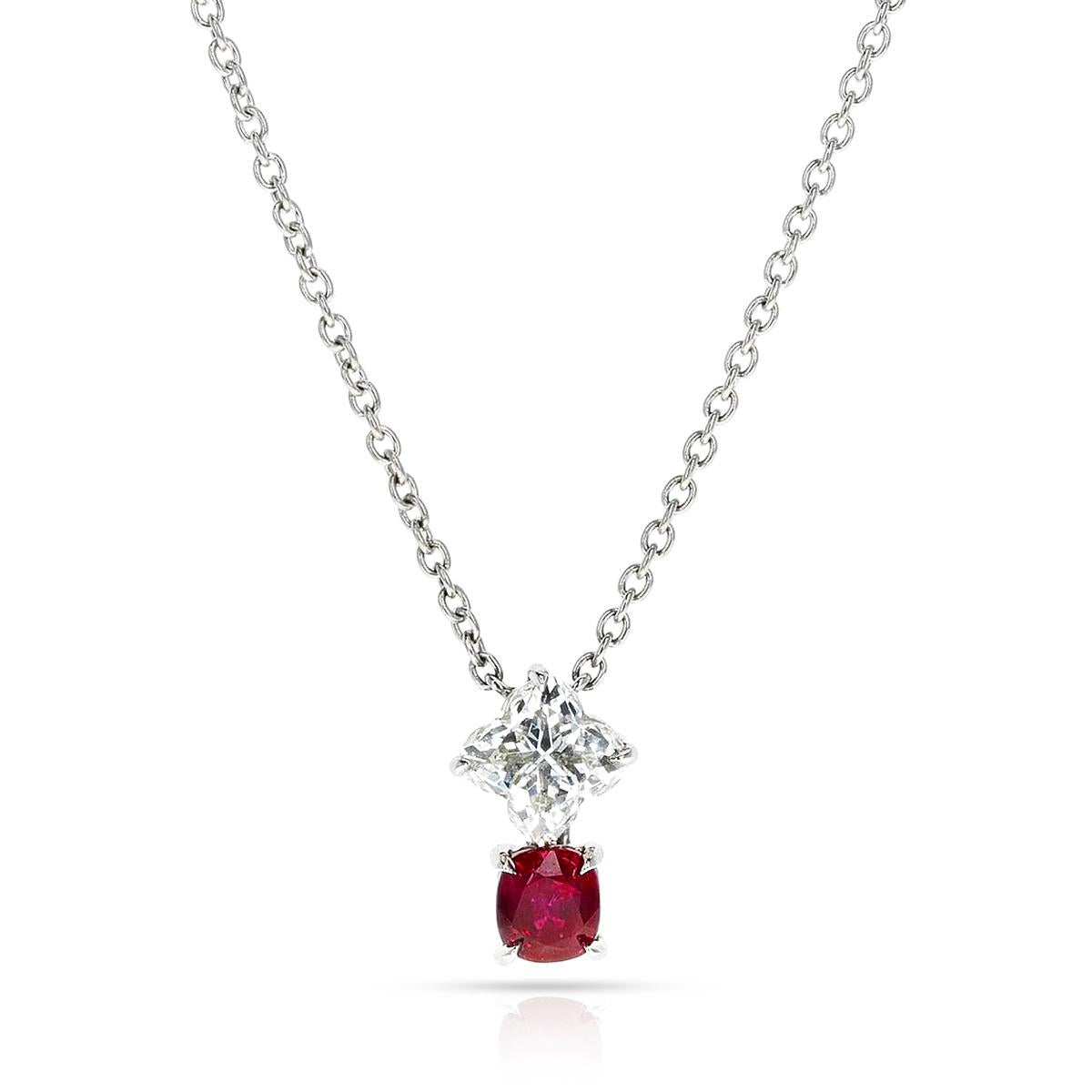 Halskette mit GIA-Anhänger in Kleeblattform, Diamant und ovaler Rubin, Platin für Damen oder Herren im Angebot