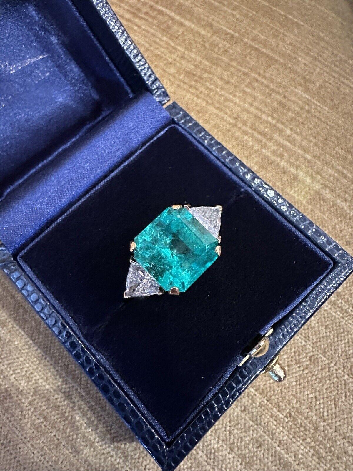 GIA Colombian 7.72 carat Emerald in Three Stone Ring in 18k Yellow Gold In Excellent Condition For Sale In La Jolla, CA