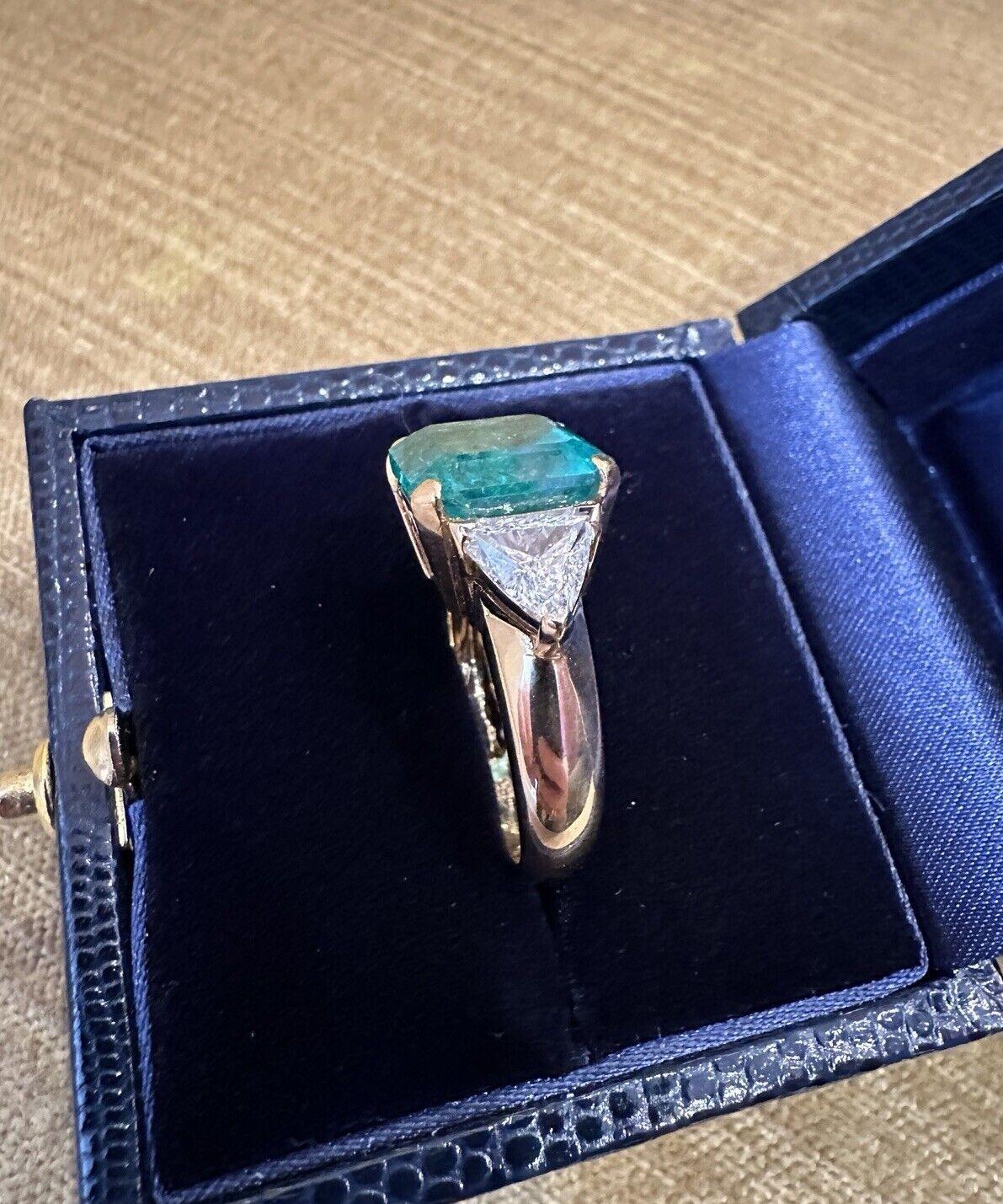 GIA Colombian 7.72 carat Emerald in Three Stone Ring in 18k Yellow Gold For Sale 1