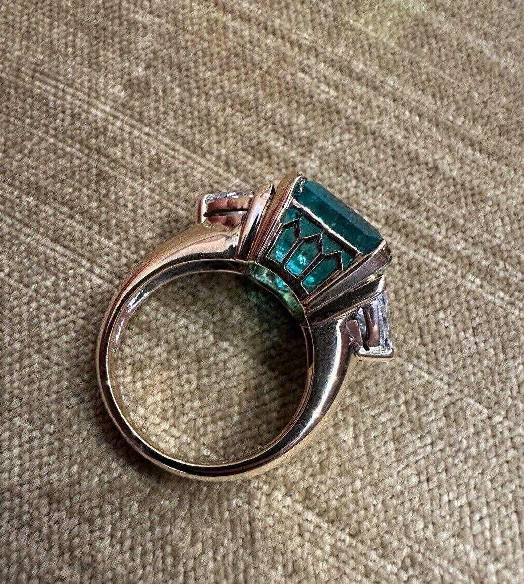 GIA Colombian 7.72 carat Emerald in Three Stone Ring in 18k Yellow Gold For Sale 2