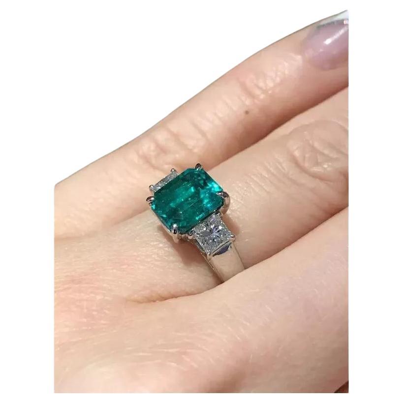 GIA Esmeralda colombiana y diamante Anillo de tres piedras en platino