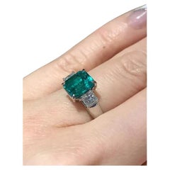GIA Esmeralda colombiana y diamante Anillo de tres piedras en platino
