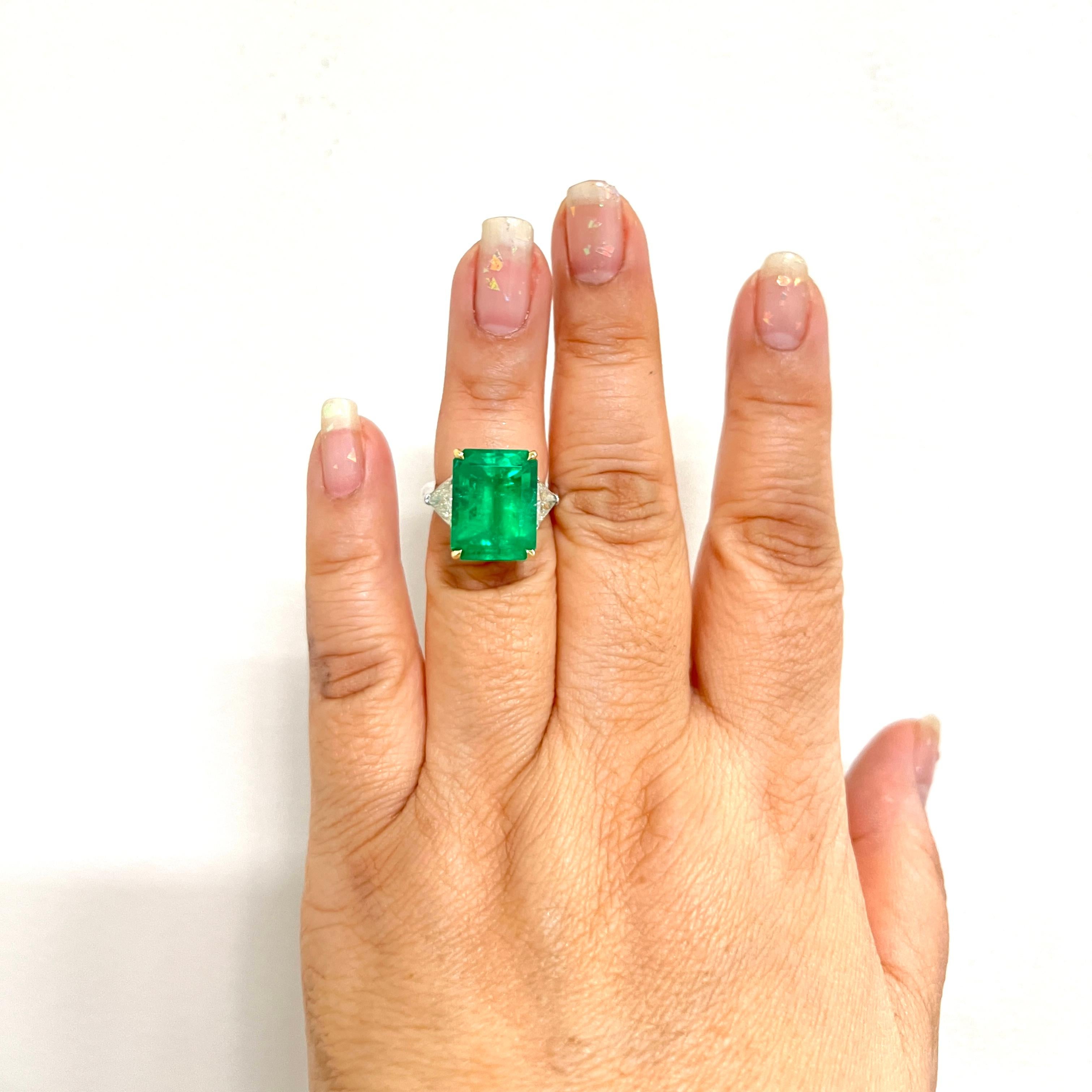 Splendido esemplare da 11.63 ct. Smeraldo colombiano taglio smeraldo con trilioni di diamanti bianchi di buona qualità da 1,82 ct.  Realizzato a mano in oro giallo 18 carati e platino.  Misura dell'anello 5,75.  Il certificato GIA è incluso.