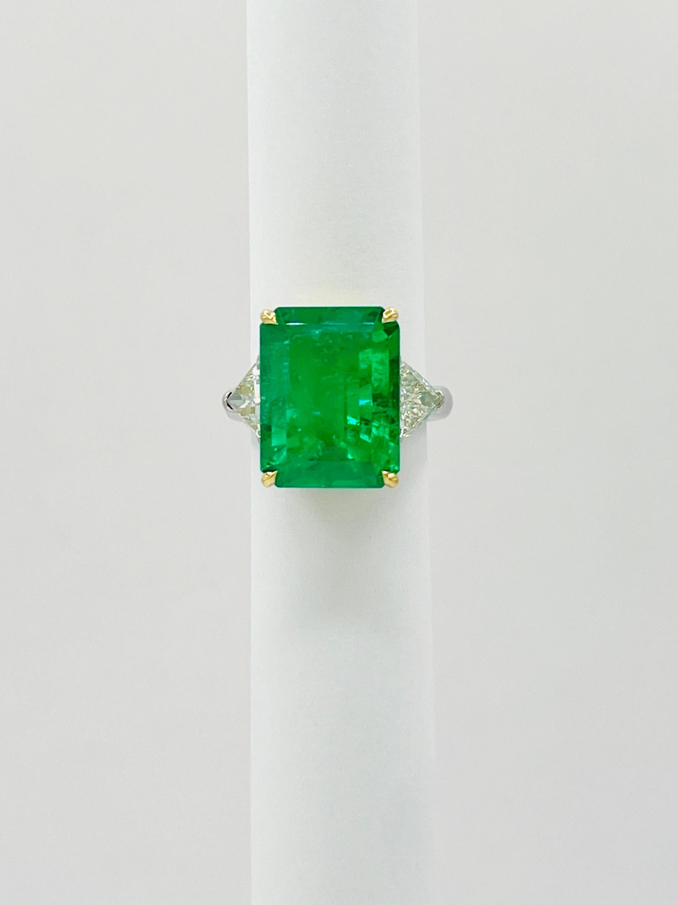 Anello a tre pietre con smeraldo colombiano e diamante bianco GIA In condizioni Nuovo in vendita a Los Angeles, CA