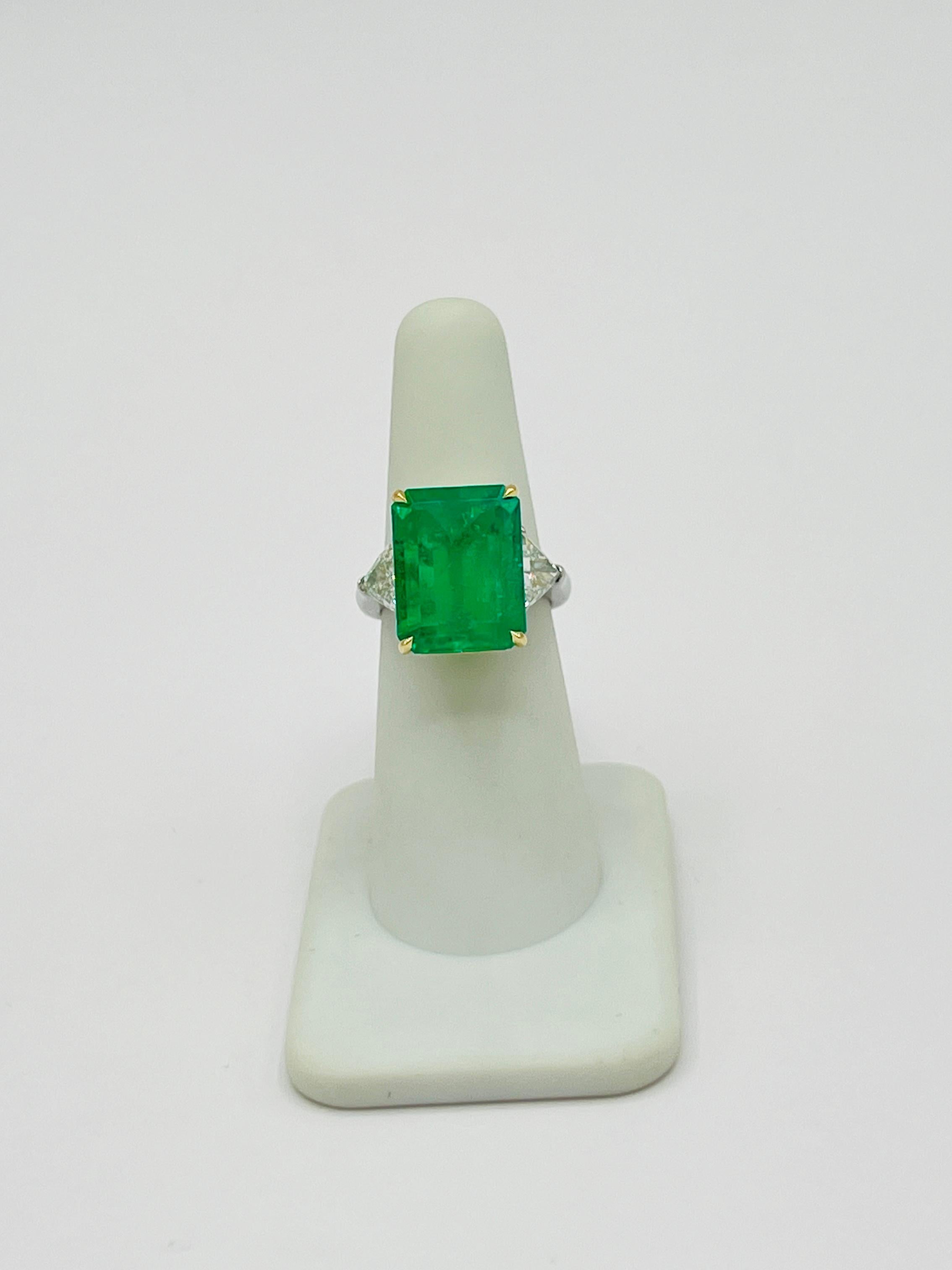 da uomo o donna Anello a tre pietre con smeraldo colombiano e diamante bianco GIA in vendita