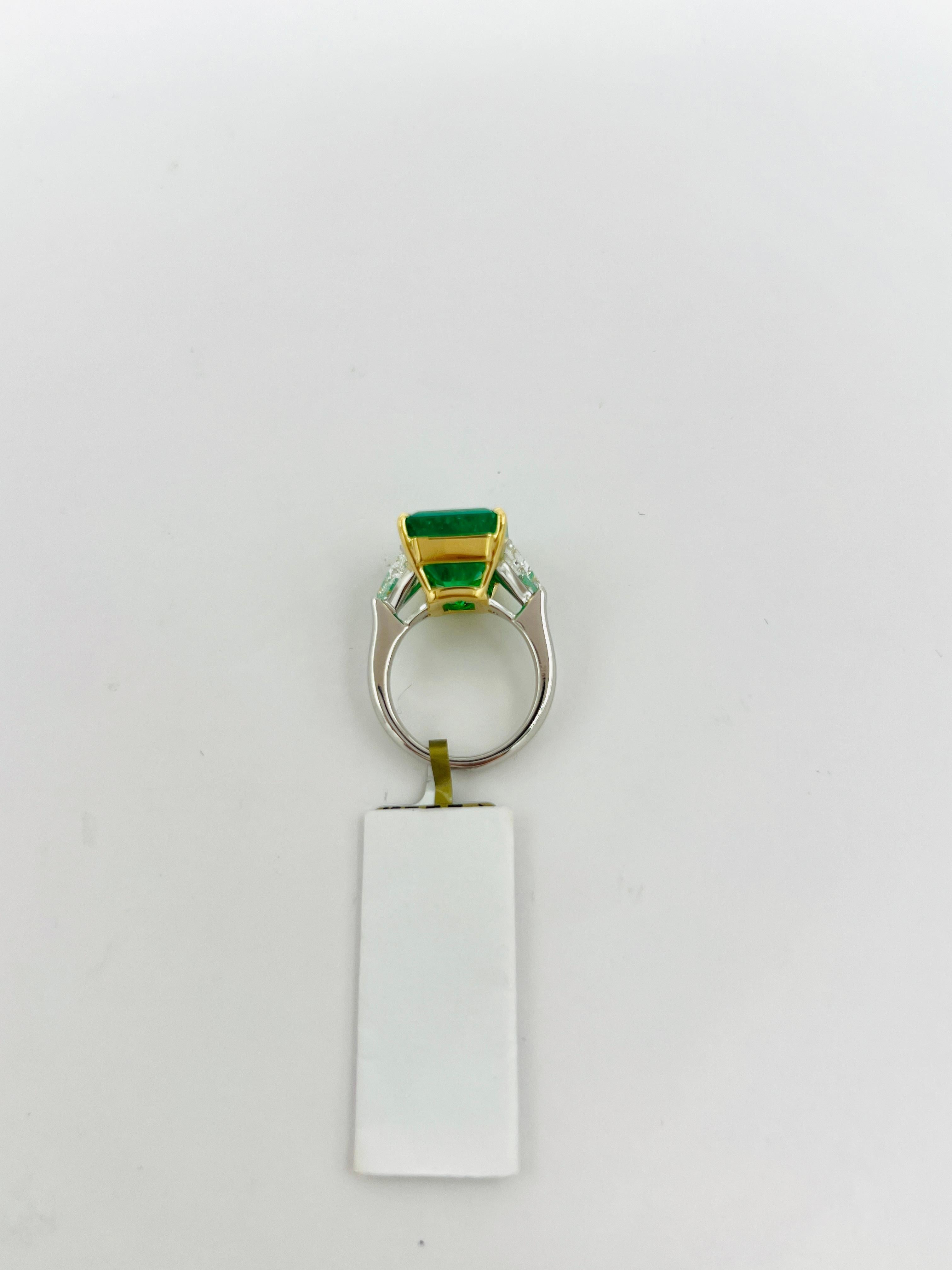 Anello a tre pietre con smeraldo colombiano e diamante bianco GIA in vendita 2
