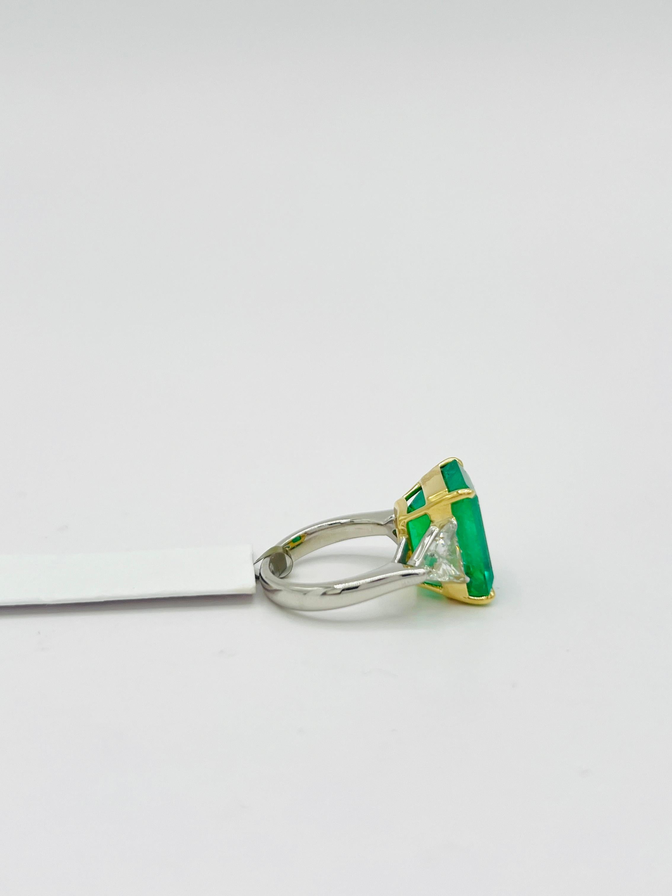 Anello a tre pietre con smeraldo colombiano e diamante bianco GIA in vendita 3