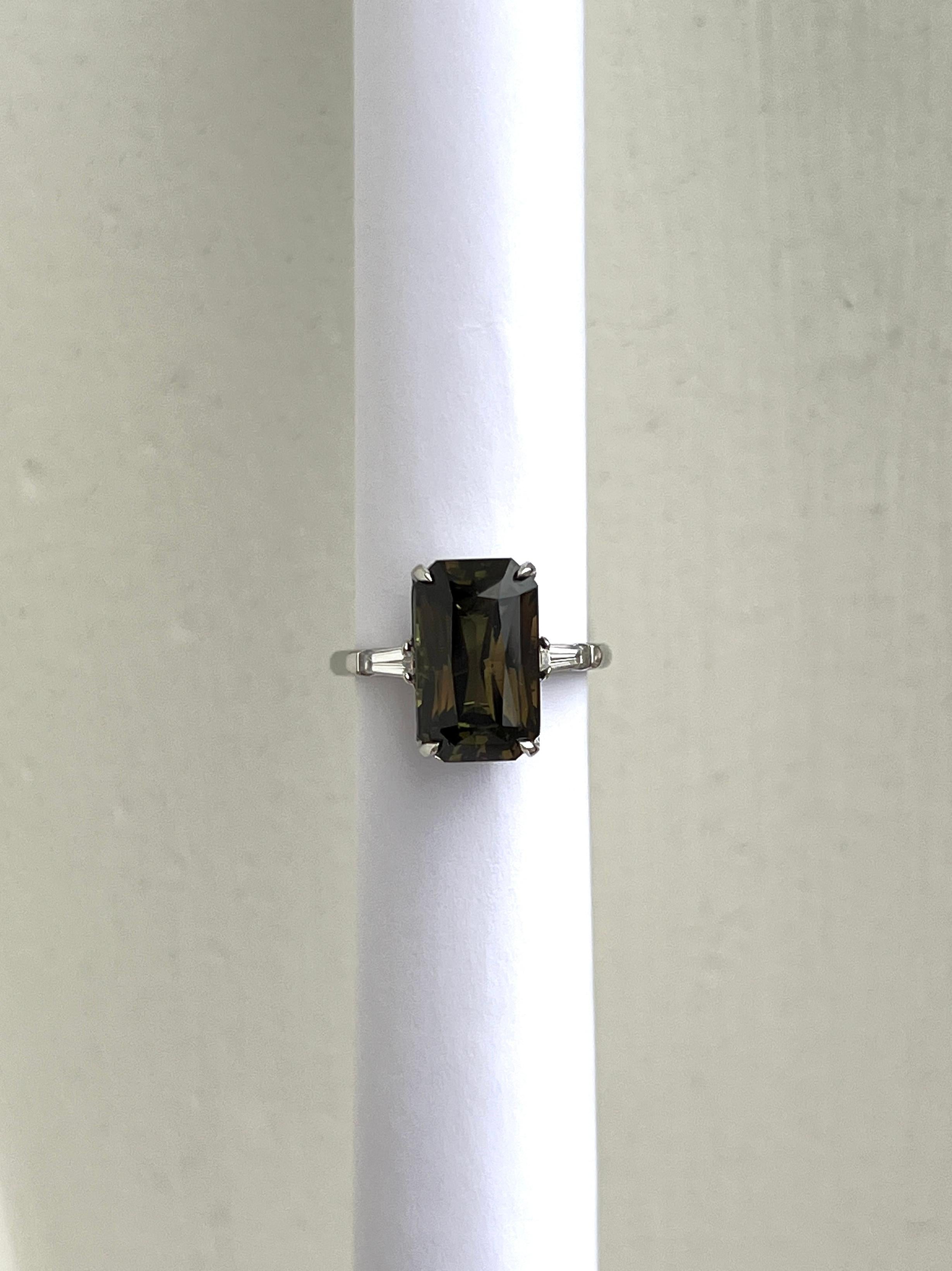 GIA Anello Baguette con alessandrite e diamante bianco da 8 carati e cambio di colore in platino In condizioni Nuovo in vendita a Los Angeles, CA