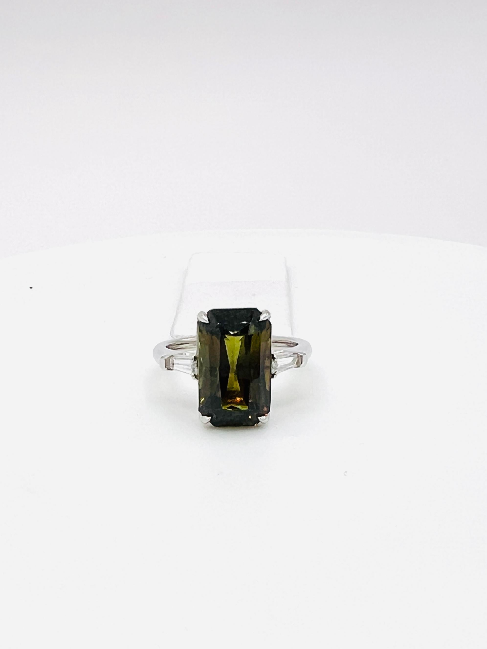 GIA Anello Baguette con alessandrite e diamante bianco da 8 carati e cambio di colore in platino in vendita 2