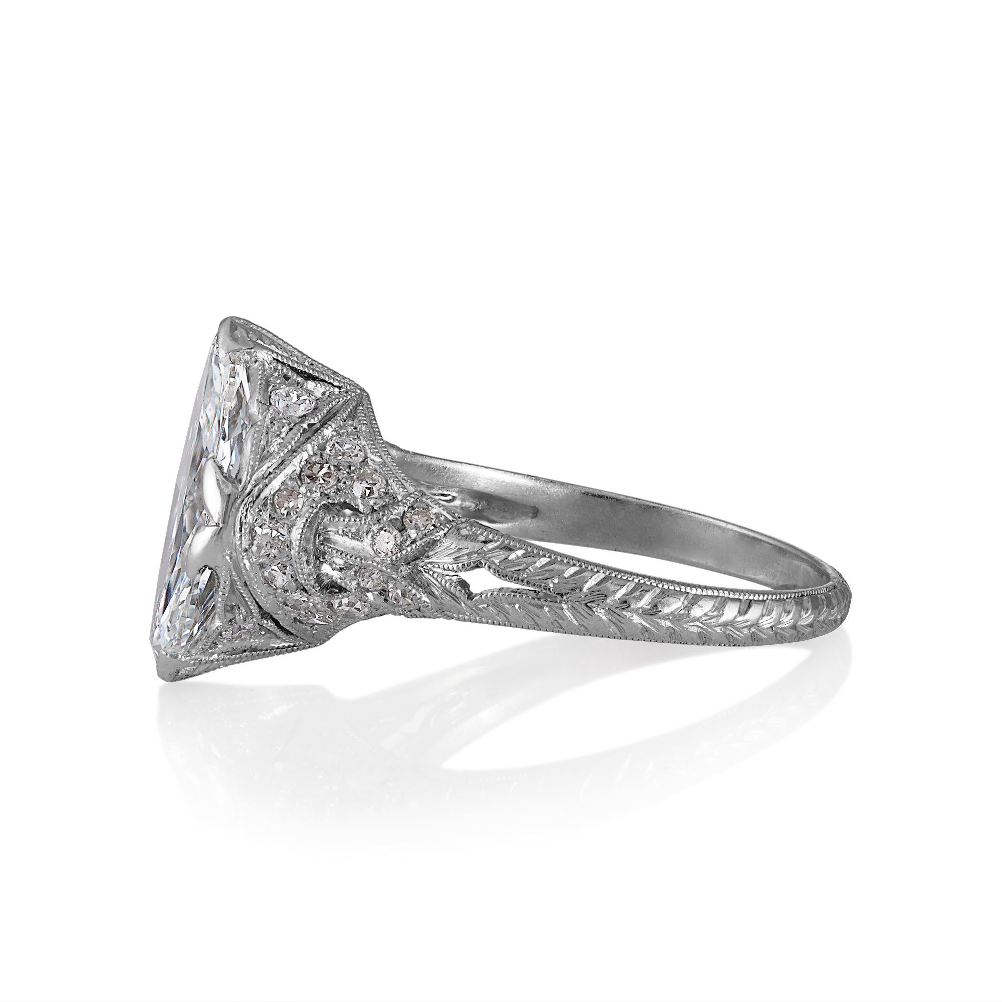 Platin-Verlobungsring mit GIA farblosem 2,40 Karat antikem Marquise-Diamant im Edwardianischen Schliff im Zustand „Gut“ in New York, NY