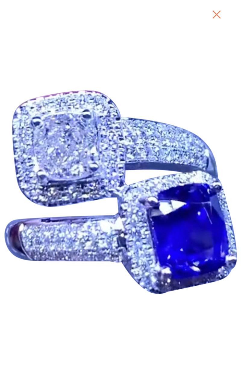 Magnificent design in 18k with Ceylon sapphire blu ct 2,05 and diamonds cushion cut ct 1 J/VS1 GIA certificate and side diamonds ct 0,81 F/VS. Top quality.