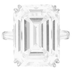 Anello con diamante taglio smeraldo GIA Ct. 10,11 peso totale