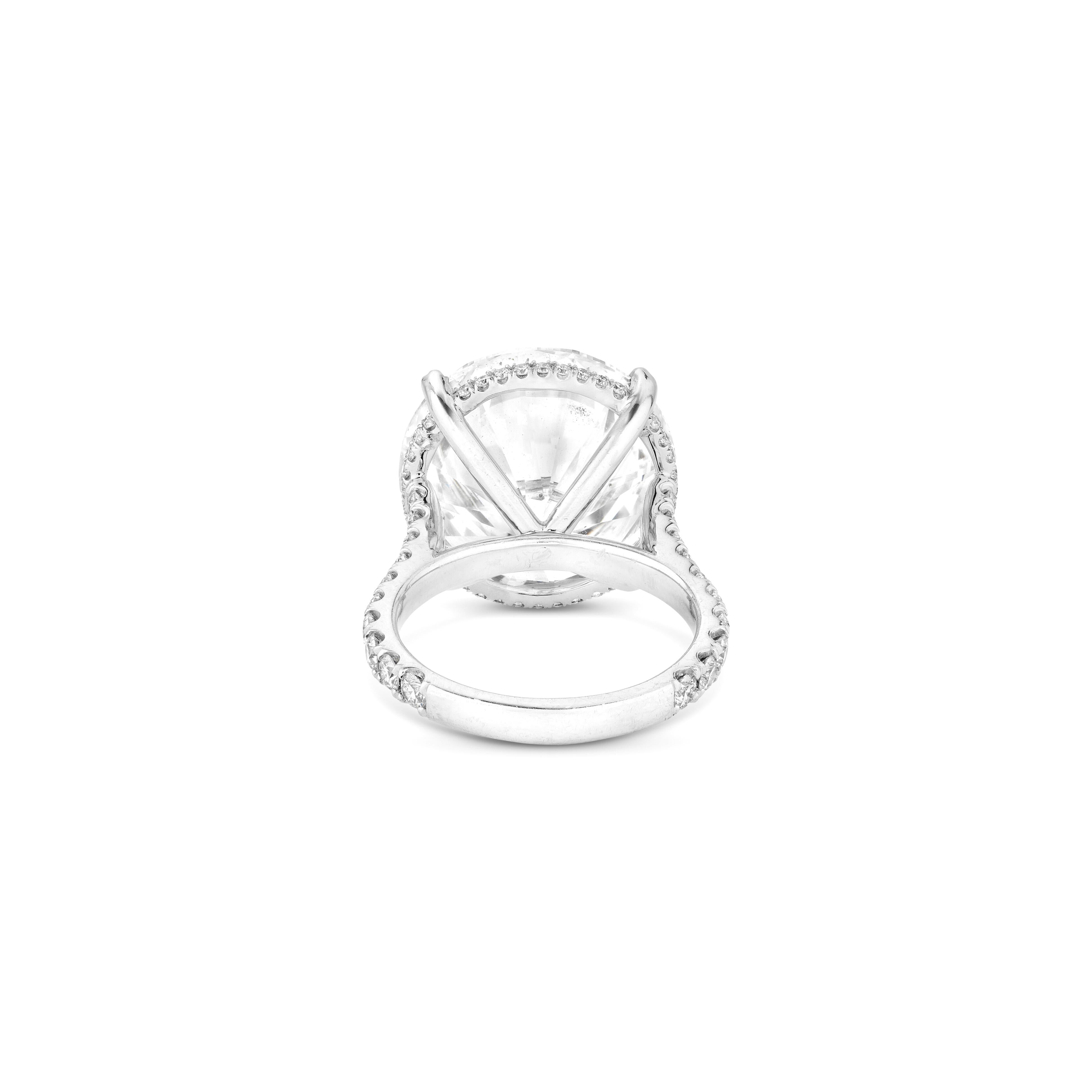 Der dreisteinige Verlobungsring mit rundem Diamantschliff und 14.12 Gesamtgewicht ist ein exquisites Stück aus Platin. Das Herzstück ist ein atemberaubender 10-Karat-Diamant im natürlichen Rundschliff mit einem Farbgrad von G und einer Reinheit von