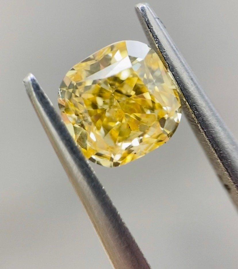 Diamant naturel taille coussin de 1,06 carat de couleur grisâtre-jauneâtre fantaisie SI1 Neuf - En vente à רמת גן, IL