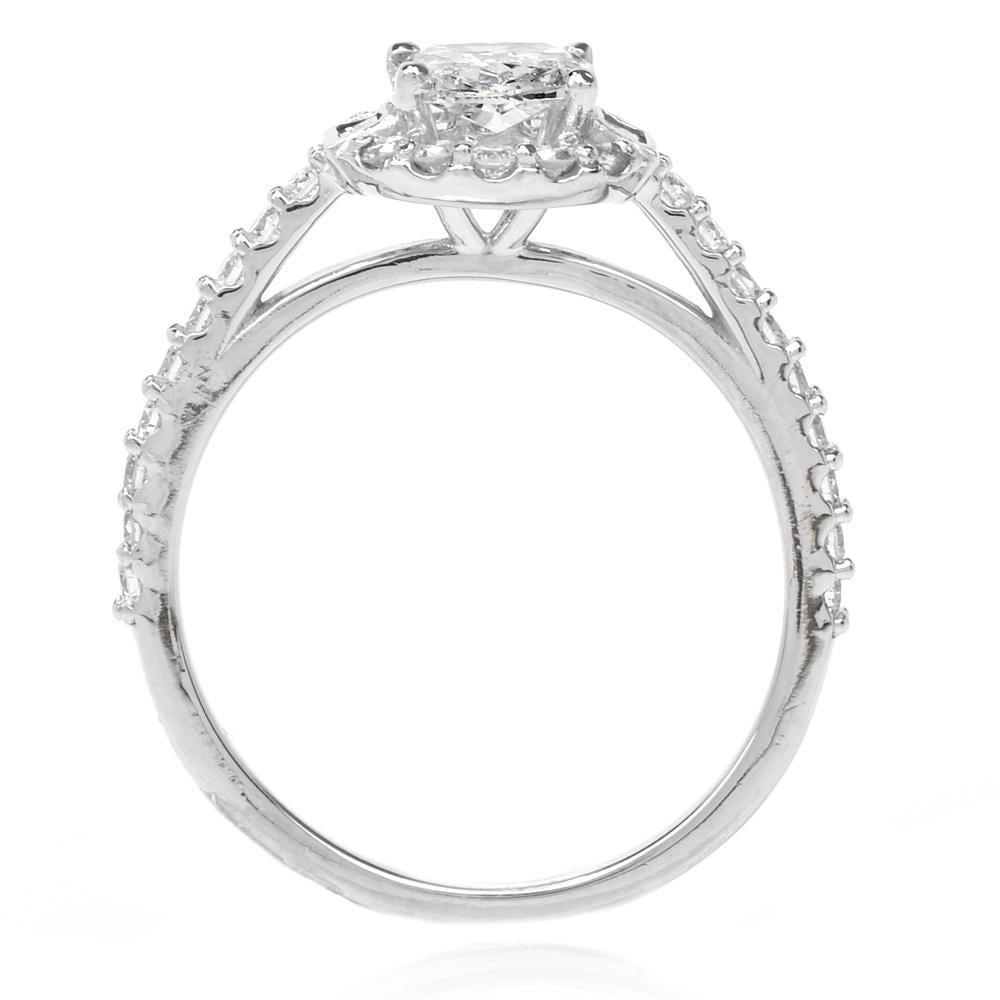 Bague de fiançailles en platine avec coussin GIA 1.35cts Diamond Baguette Halo Unisexe en vente