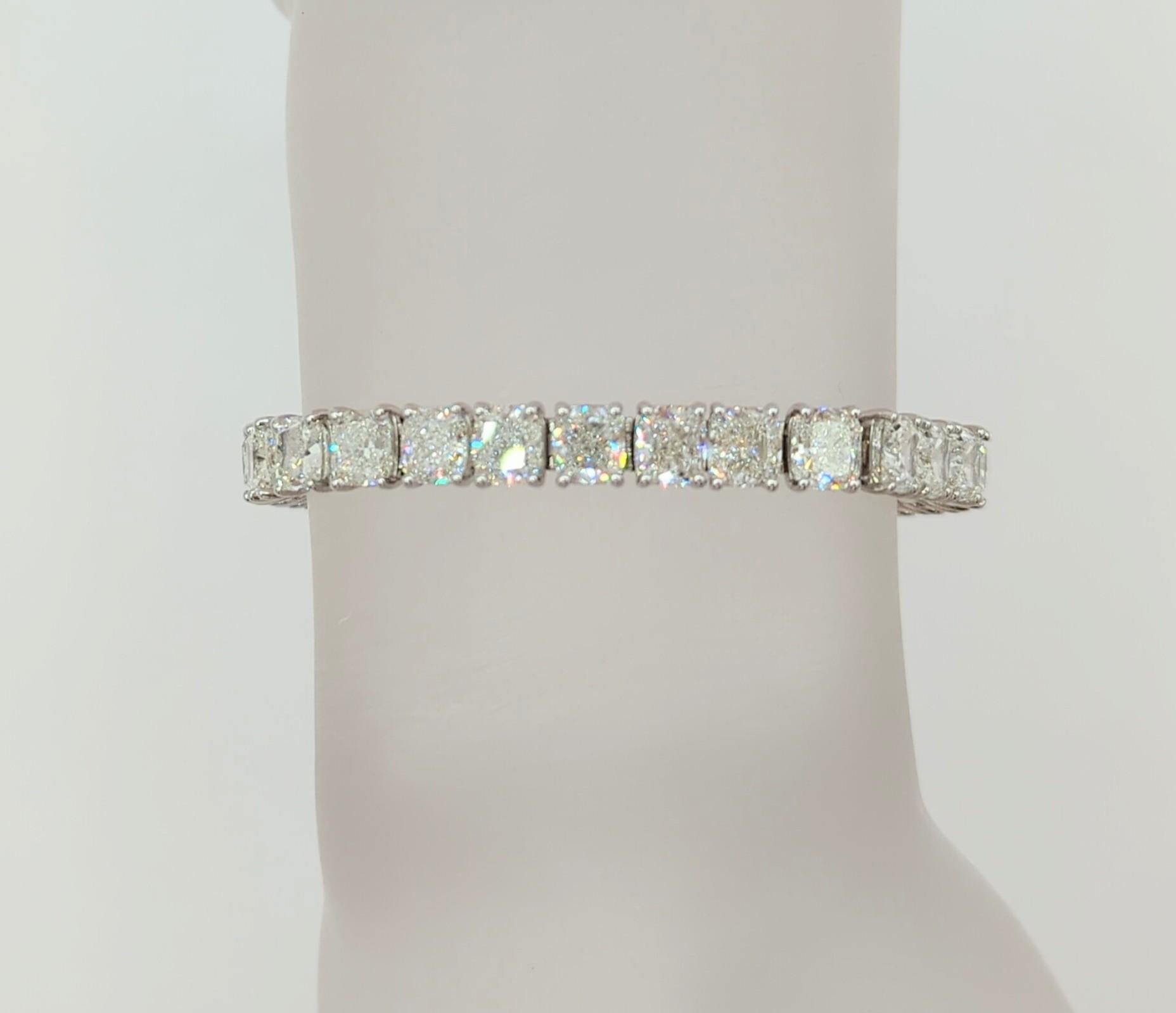 GIA Cushion Cut White Diamond Tennis Bracelet in 18K White Gold In New Condition In Los Angeles, CA