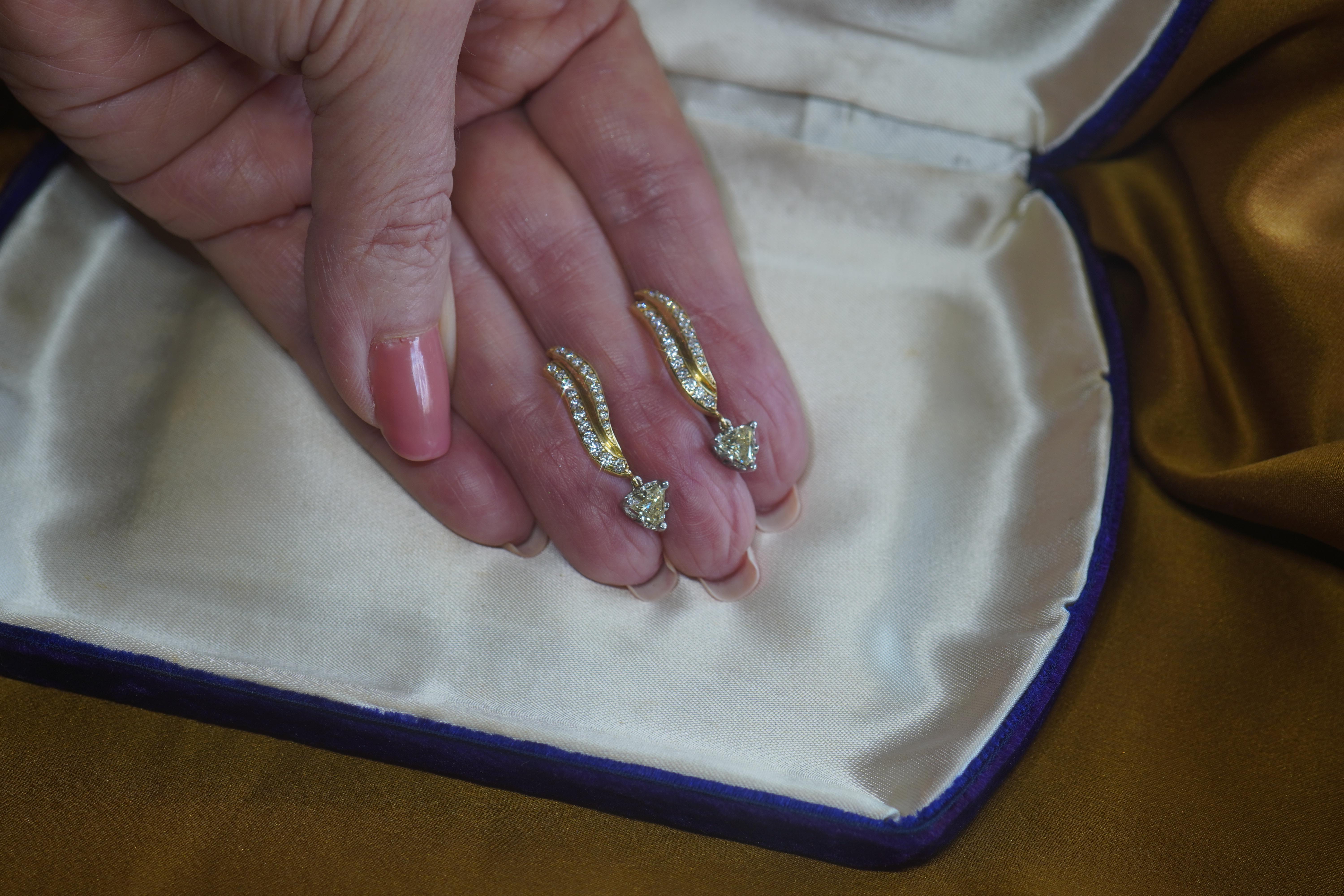 Old South Jewels präsentiert stolz....VINTAGE LUXURY.  GIA ZERTIFIZIERT 18K & PLATIN GELBEN DIAMANTEN 2,44 KARAT VINTAGE-OHRRINGE UND BOX!   DIE GROSSEN GELBEN DIAMANTEN SIND NATÜRLICHE, UNBEHANDELTE FANCY-DIAMANTEN.   DIE SELTENEN GELBEN