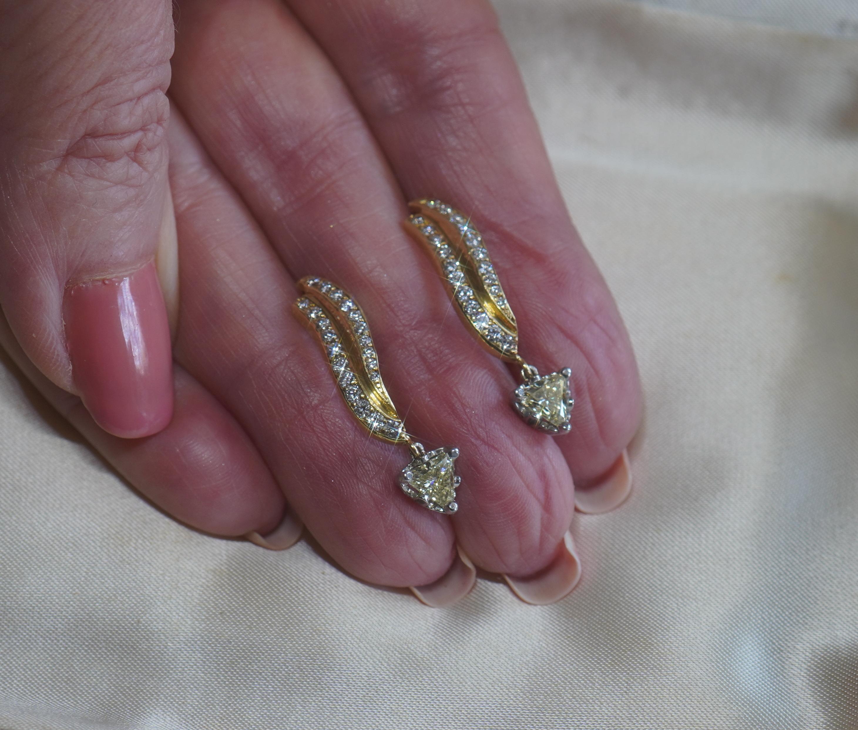 GIA Diamant 18k Ohrringe Vintage Kanariengelb VS Trillion Feines Gold 2,44 Karat Damen im Angebot
