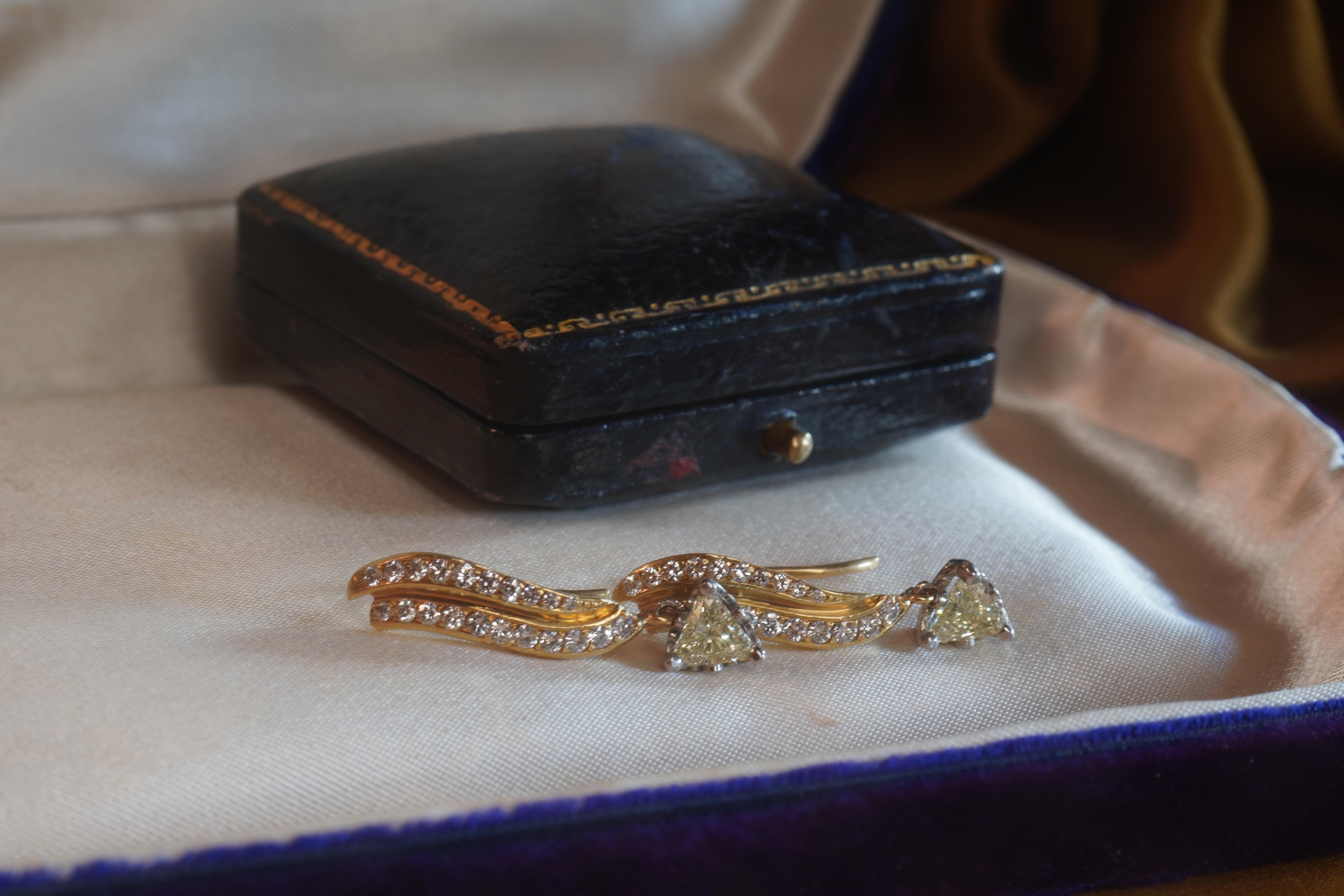 GIA Diamant 18k Ohrringe Vintage Kanariengelb VS Trillion Feines Gold 2,44 Karat im Angebot 1