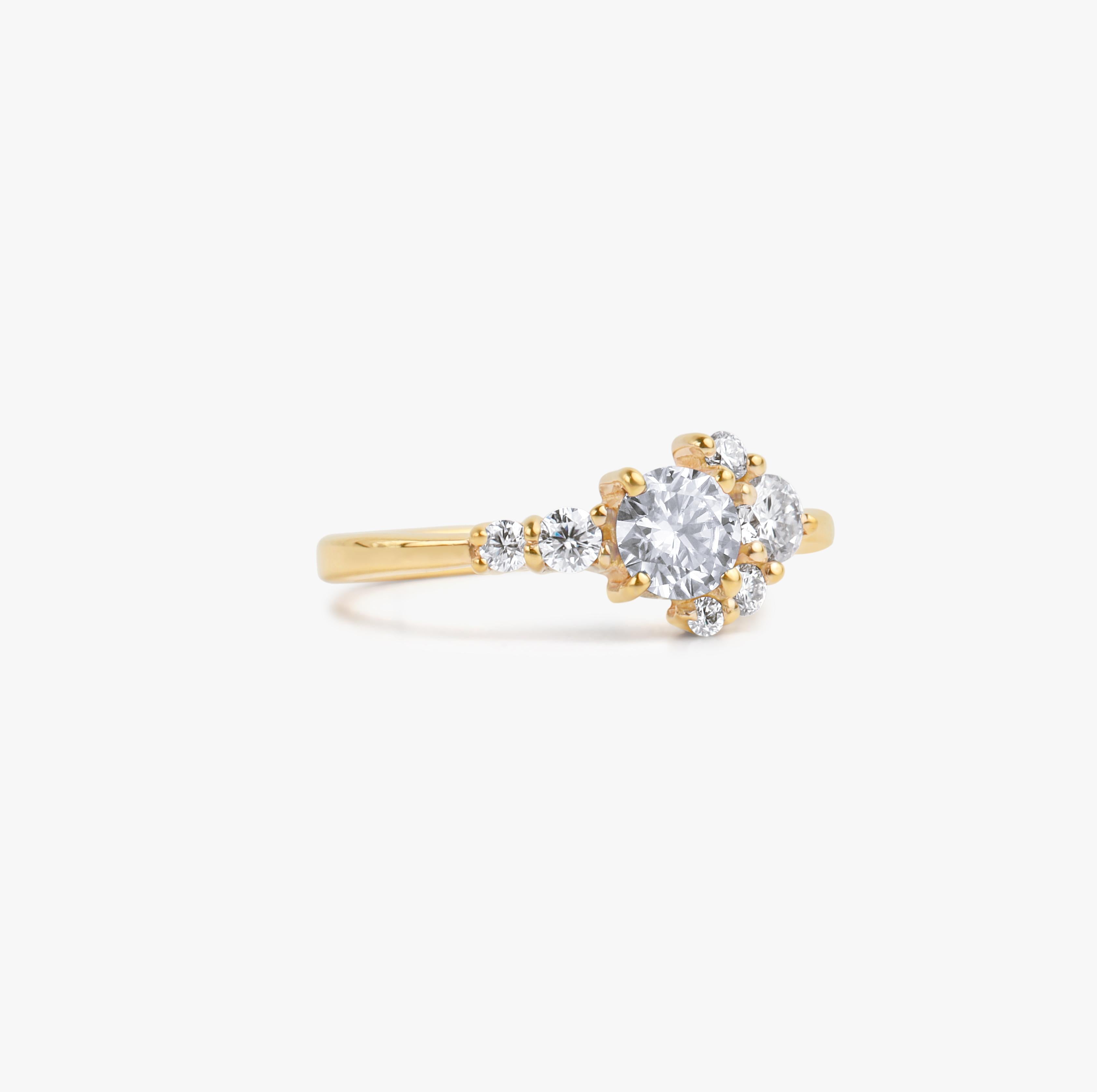 GIA-zertifizierter 0,50ct runder Diamant-Cluster-Ring in 18K Weißgold
Ziehen Sie die Blicke auf sich mit diesem exquisiten, GIA-zertifizierten Ring mit einem runden Diamanten von 0,50 Karat, der die Geometrie des Art Déco und minimalistische