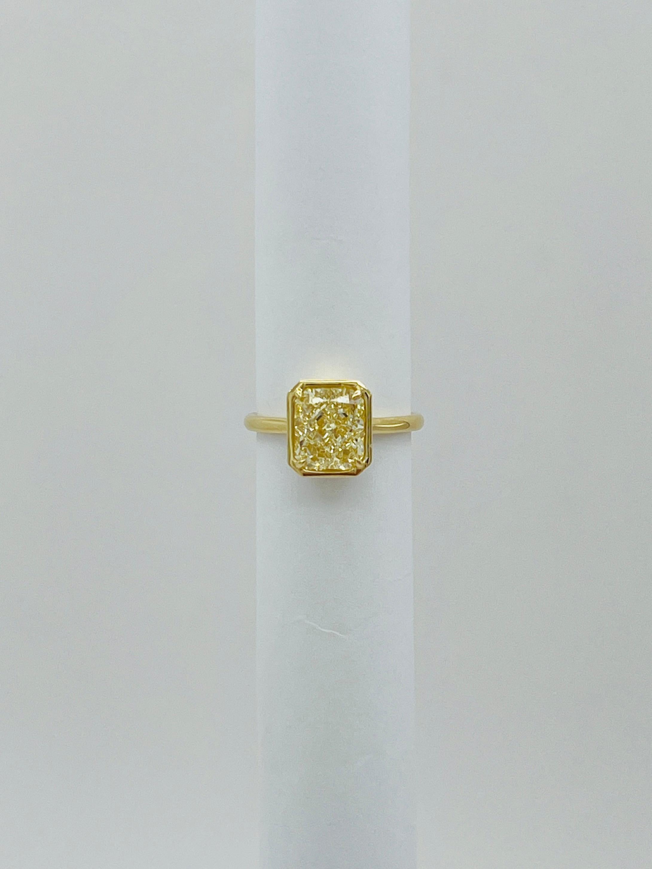 GIA Diamond Radiant 3 Carat Solitaire Ring in 18K Yellow Gold For Sale 1