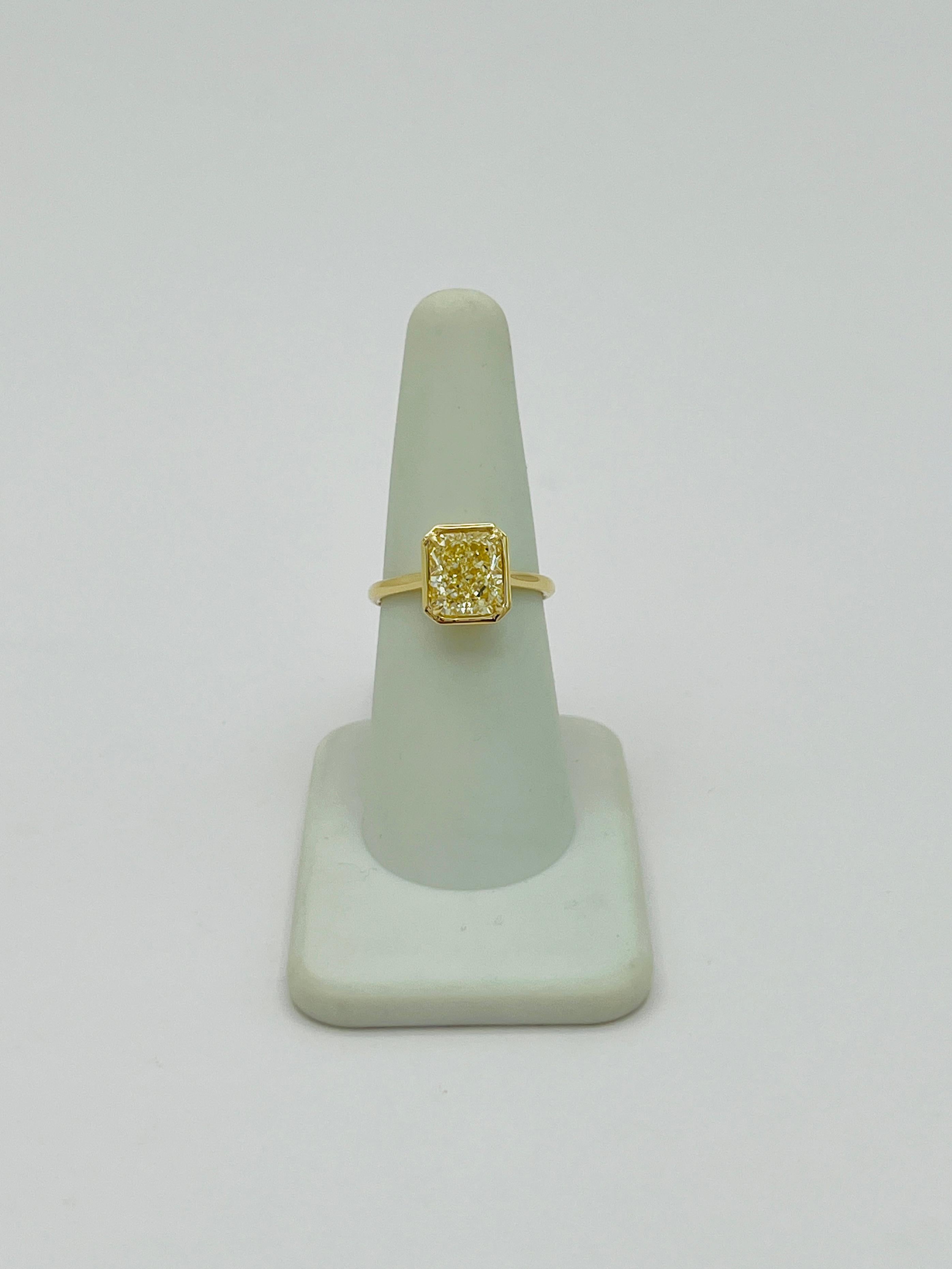 GIA Diamond Radiant 3 Carat Solitaire Ring in 18K Yellow Gold For Sale 2