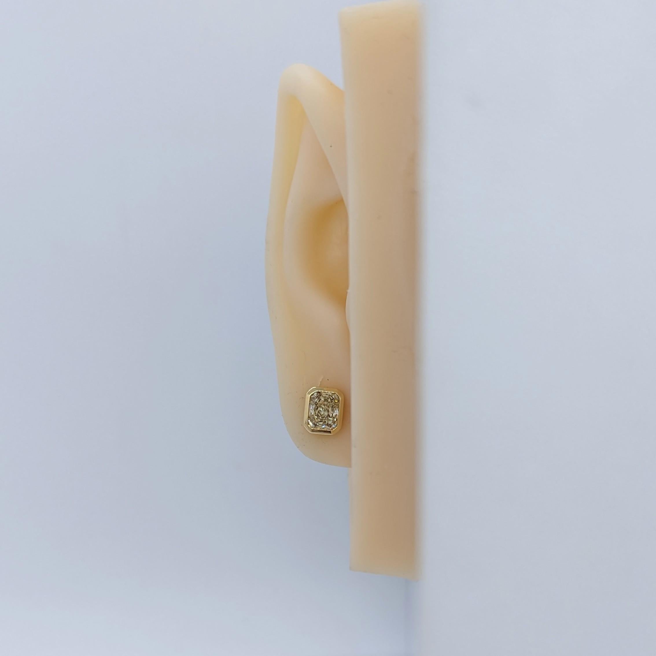 Schöne 2,43 ct. UV und SX Farbe VVS-VS Reinheit Diamant Radianten.  Handgefertigte Beschläge aus 18k Gelbgold.  Für gepiercte Ohren mit Push-Back-Fassung.  GIA-Zertifikate inbegriffen.