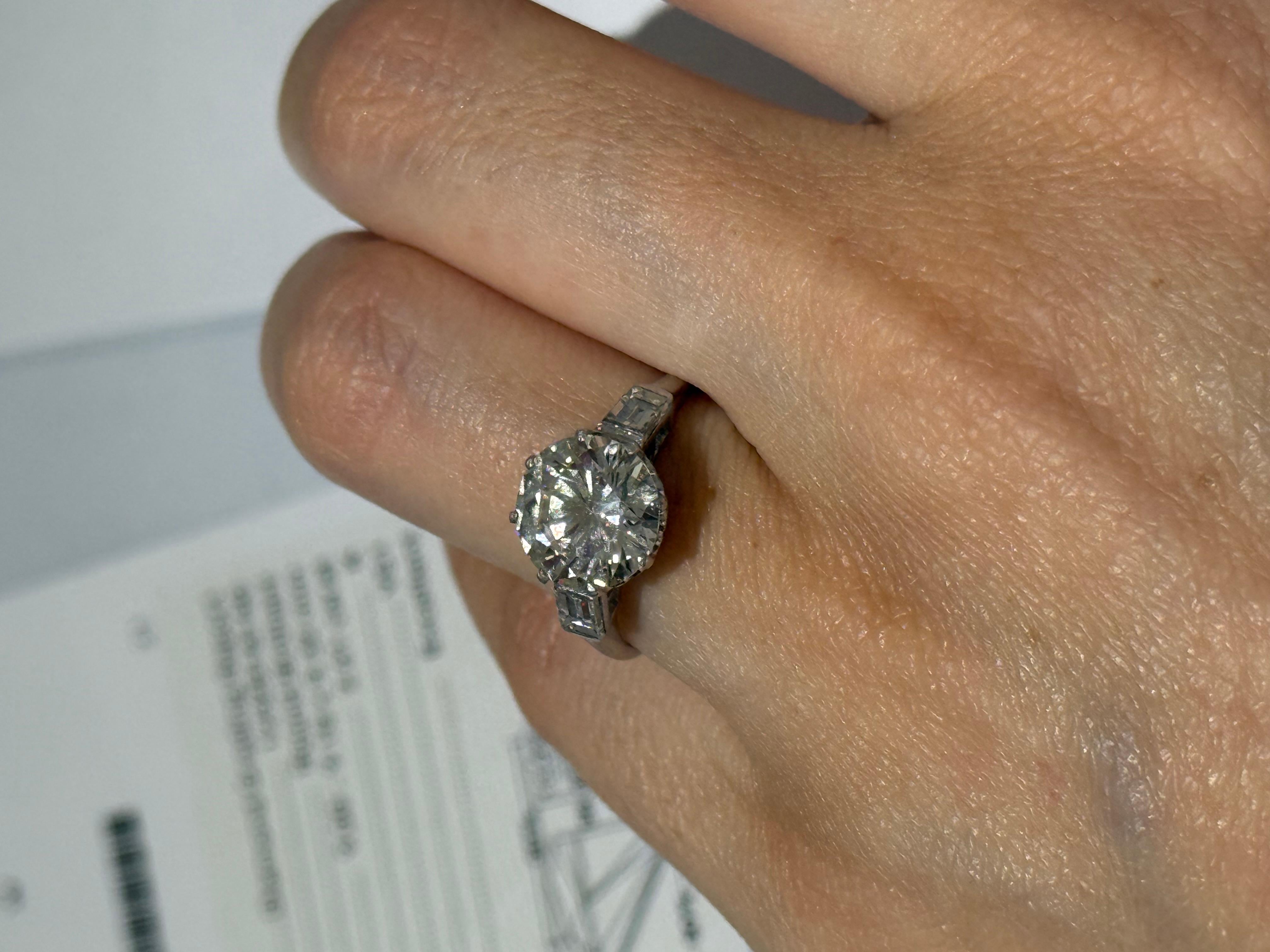 Bague solitaire en diamant GIA 2,61 carats taille ronde en platine Excellent état - En vente à London, England