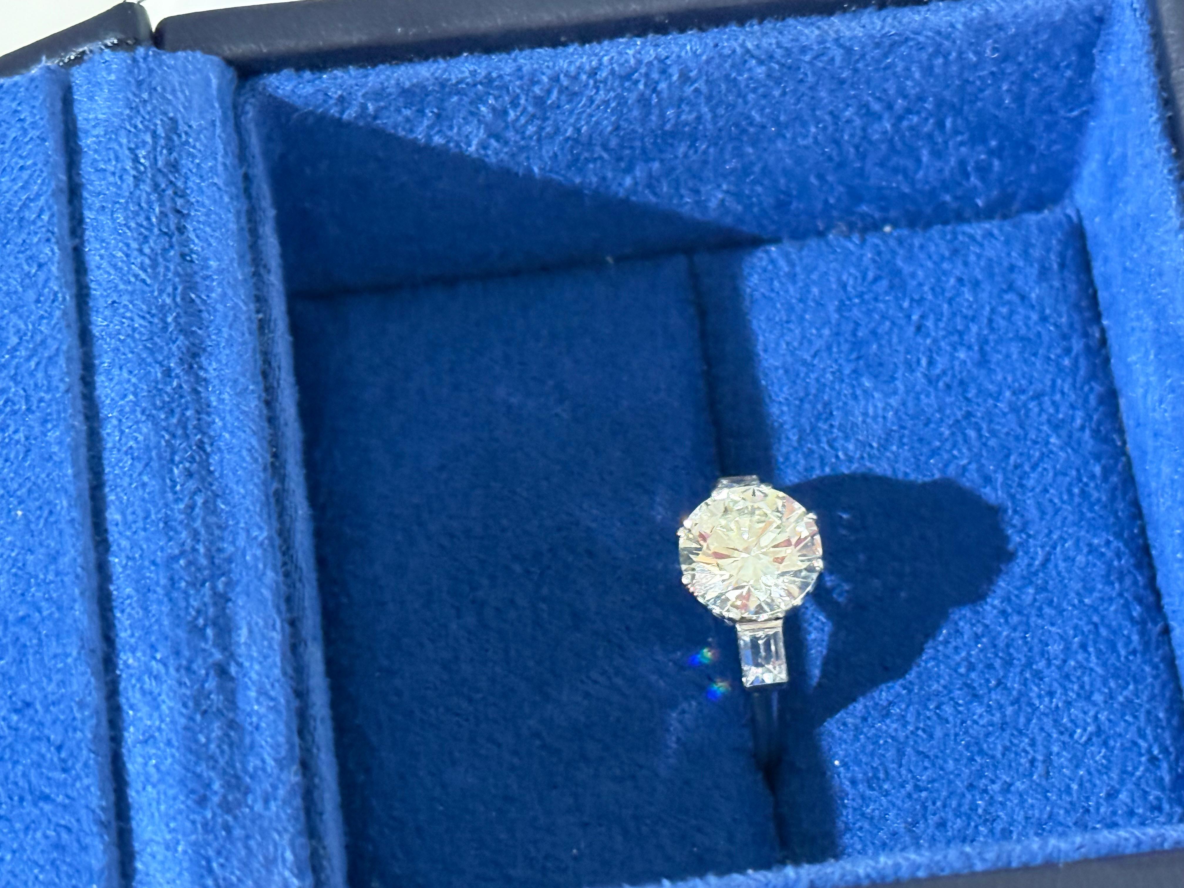 Bague solitaire en diamant GIA 2,61 carats taille ronde en platine en vente 1