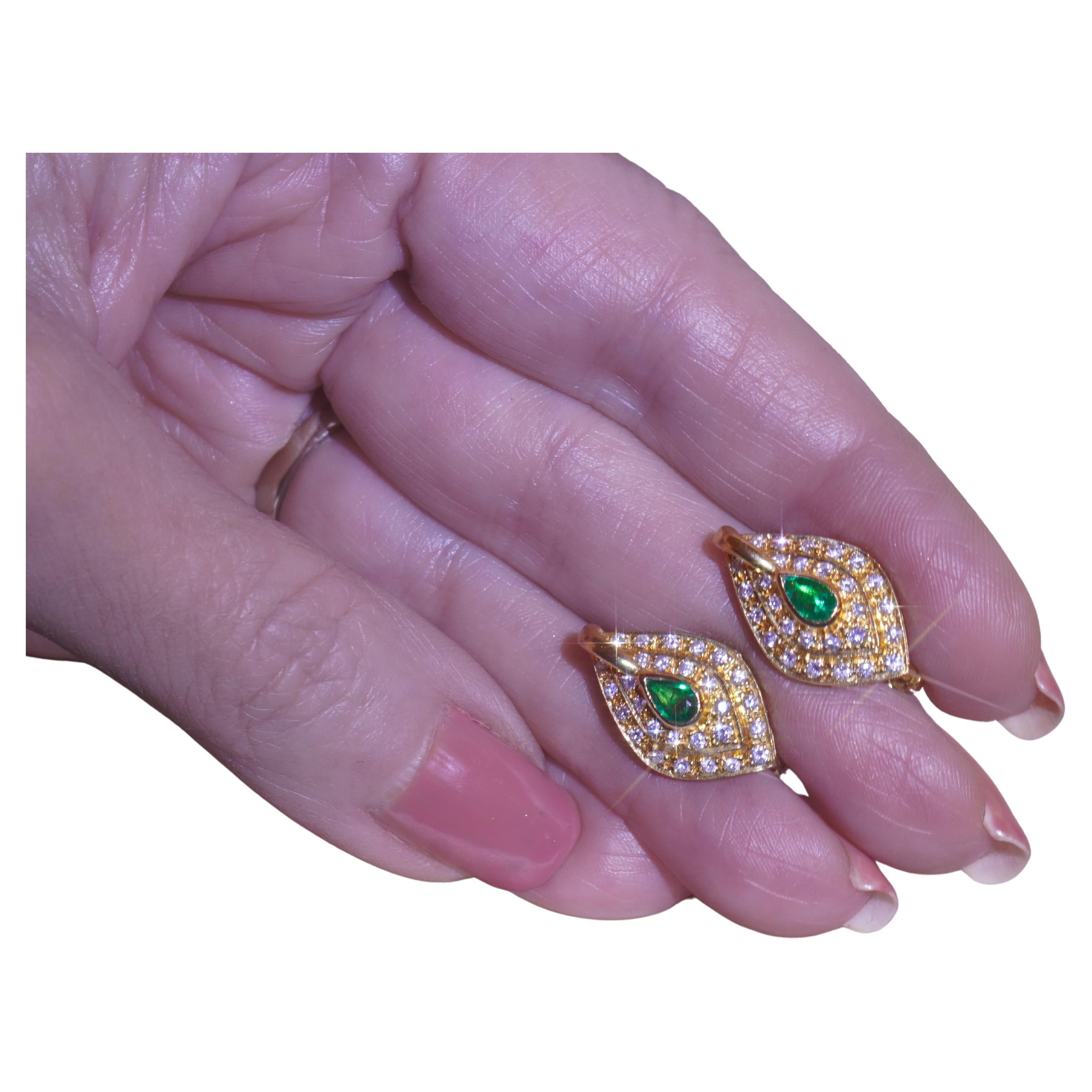 Old South Jewels se enorgullece de presentar... LUJO.   ¡PENDIENTES VINTAGE DE ESMERALDAS COLOMBINAS Y DIAMANTES DE 2,18 QUILATES CON CERTIFICADO GIA Y CAJA!  1,02 QUILATES DE EXÓTICAS ESMERALDAS VERDES COLOMBINAS CORONADAS CON 1,16 QUILATES DE