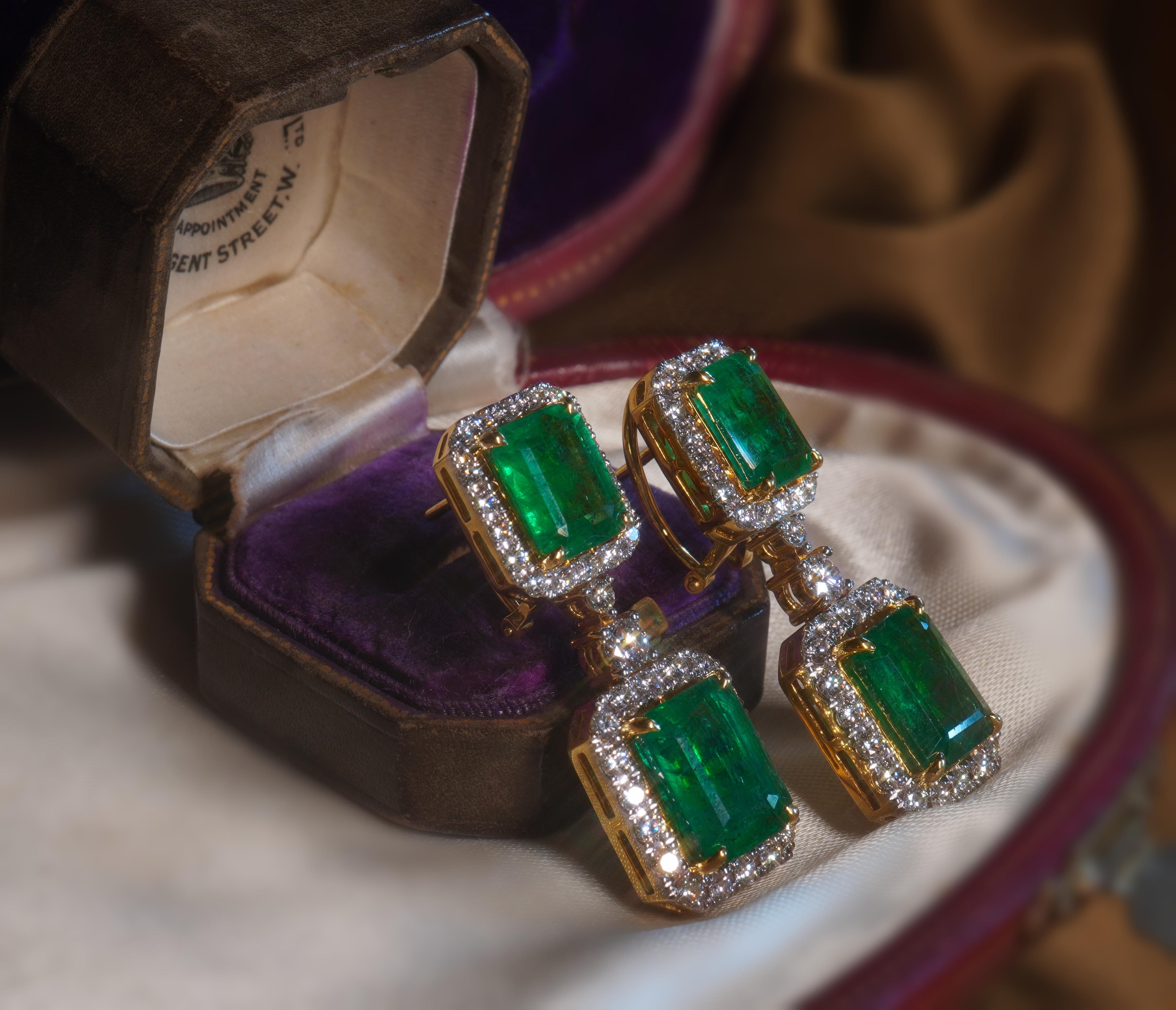 GIA Emerald 18K Earrings Diamond Vintage Certified Natural VVS Huge 21.86 Carats 4