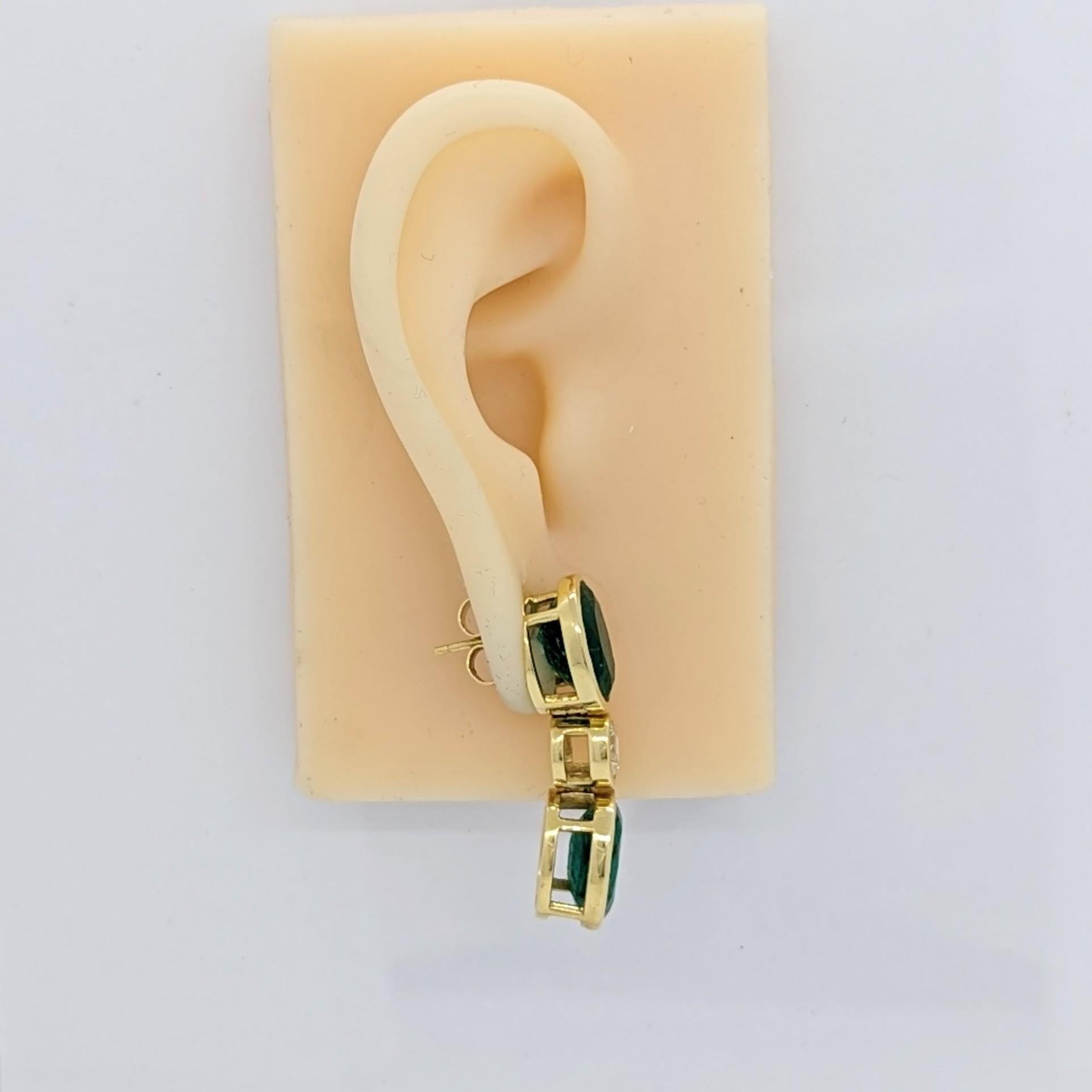 GIA-Ohrhänger mit Smaragd und weißen Diamanten aus 18 Karat Gelbgold (Ovalschliff) im Angebot