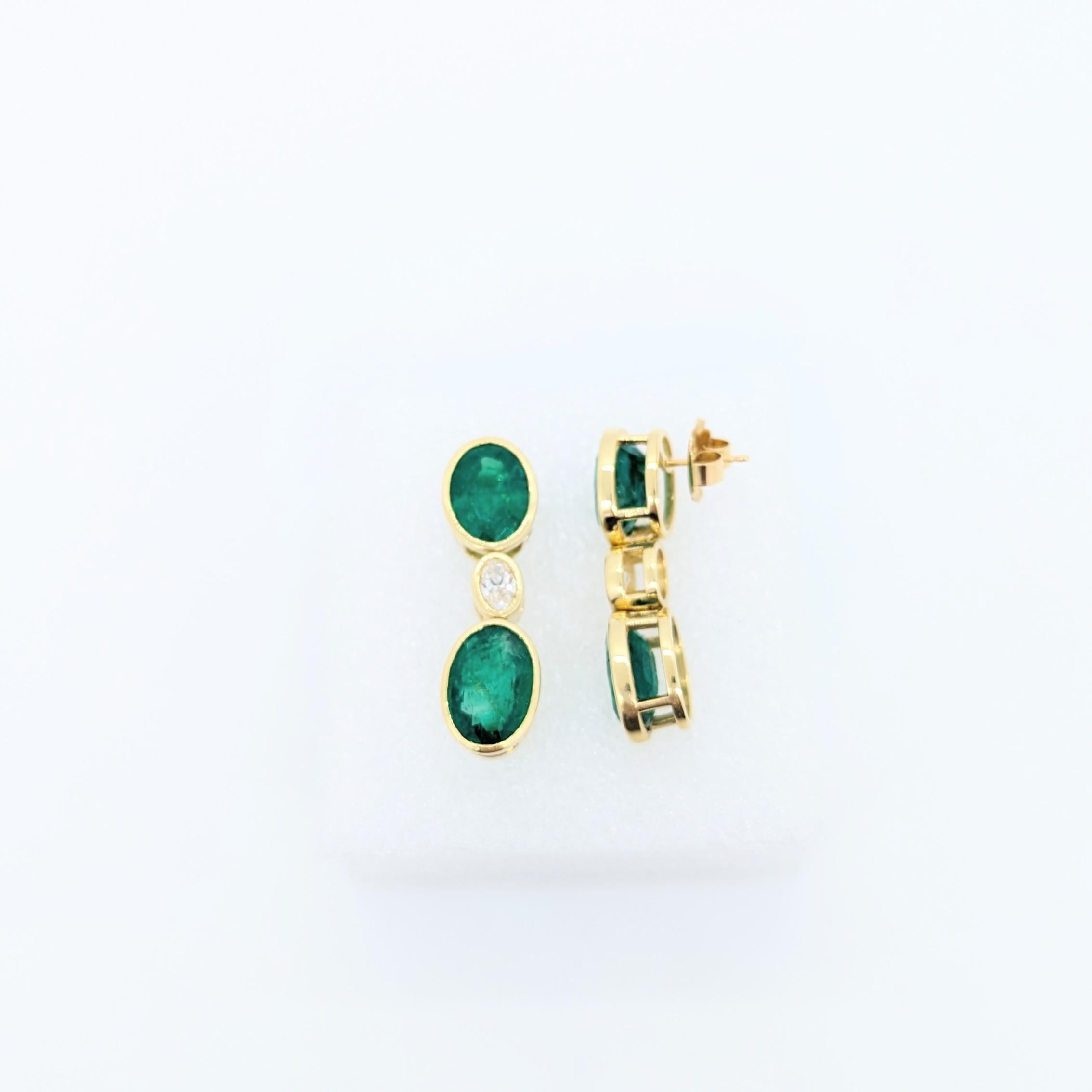 GIA-Ohrhänger mit Smaragd und weißen Diamanten aus 18 Karat Gelbgold für Damen oder Herren im Angebot