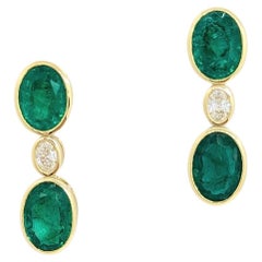 GIA-Ohrhänger mit Smaragd und weißen Diamanten aus 18 Karat Gelbgold