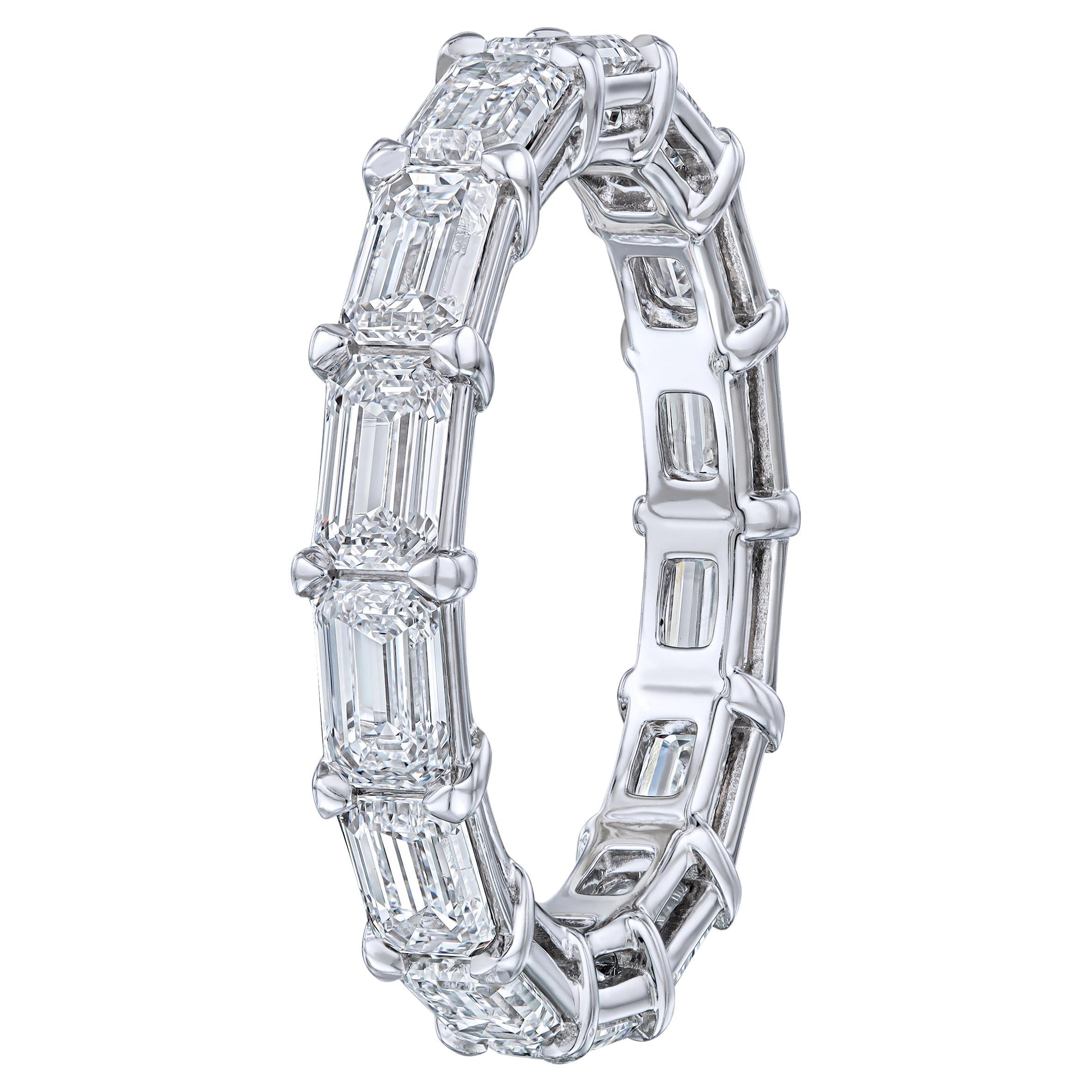 Im Angebot: Eternity-Ring, GIA Smaragdschliff 4,27 Karat, Ost-West-Stil ()