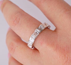 GIA Taglio smeraldo 5.01 carati Diamante stile est-ovest Fascia di eternità nuziale