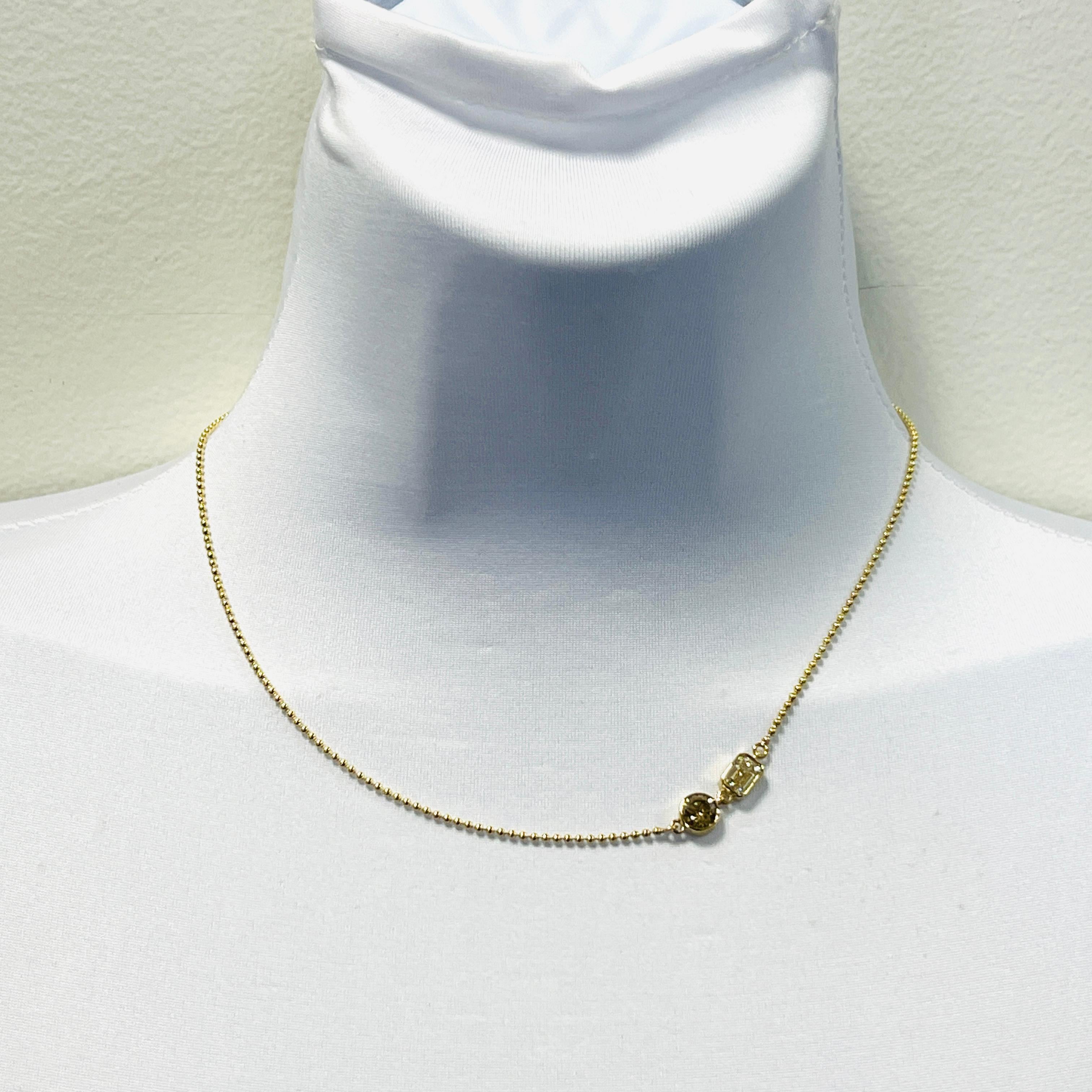 Bellissima e divertente collana con 0,90 carati. K VVS2 diamante bianco taglio smeraldo e un diamante marrone rotondo da 0,70 ct.  Realizzato a mano in oro giallo 18 carati.  La lunghezza è di 17