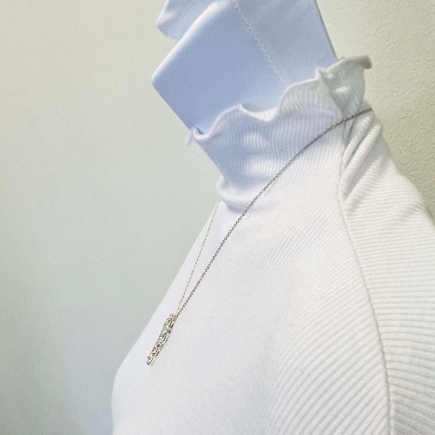 Taille émeraude GIA Collier pendentif croix en or blanc 18 carats avec diamant taille émeraude de 1,50 carat chacun en vente