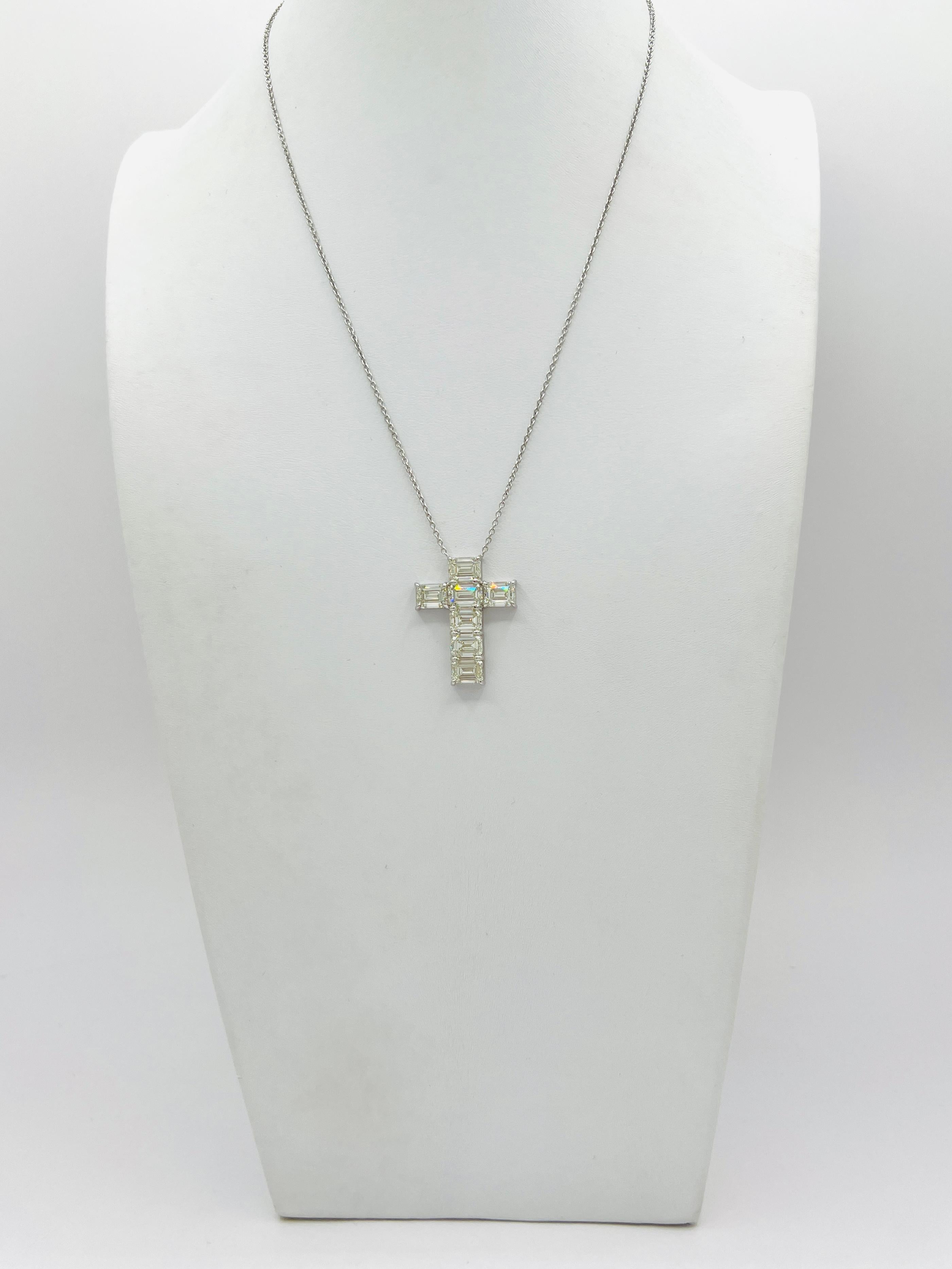 GIA Collier pendentif croix en or blanc 18 carats avec diamant taille émeraude de 1,50 carat chacun Neuf - En vente à Los Angeles, CA
