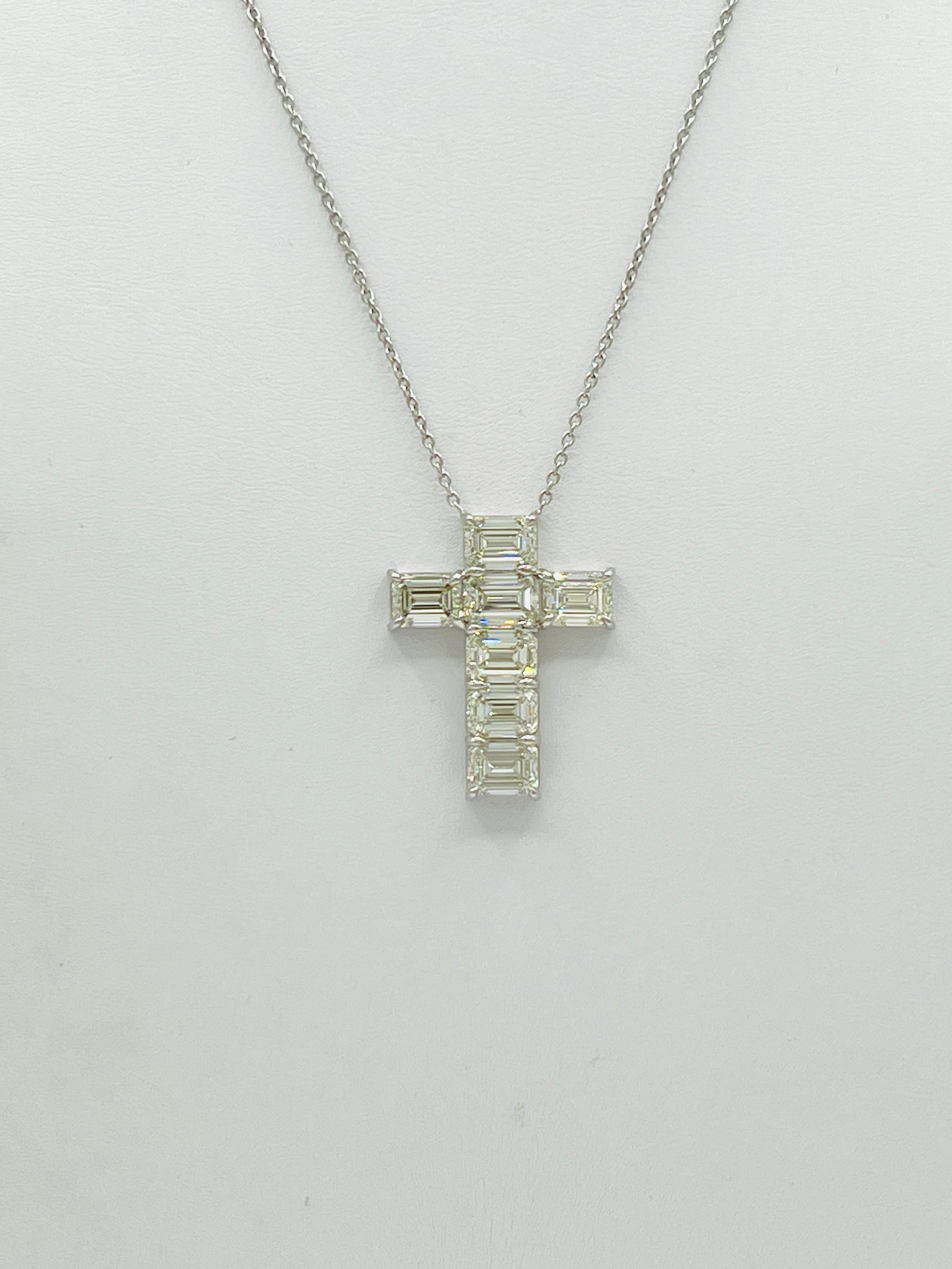 GIA Collier pendentif croix en or blanc 18 carats avec diamant taille émeraude de 1,50 carat chacun Unisexe en vente