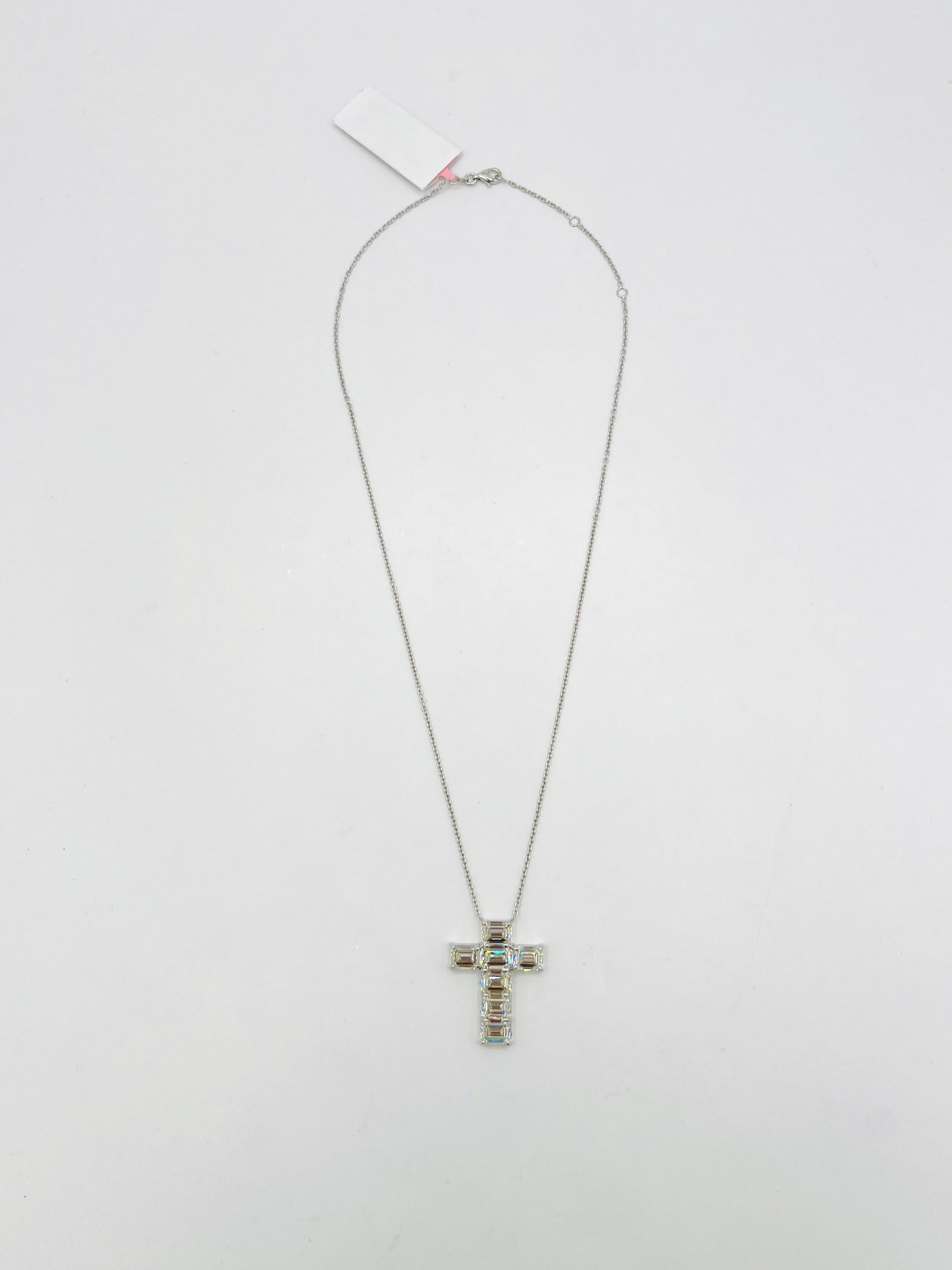 GIA Collier pendentif croix en or blanc 18 carats avec diamant taille émeraude de 1,50 carat chacun en vente 1