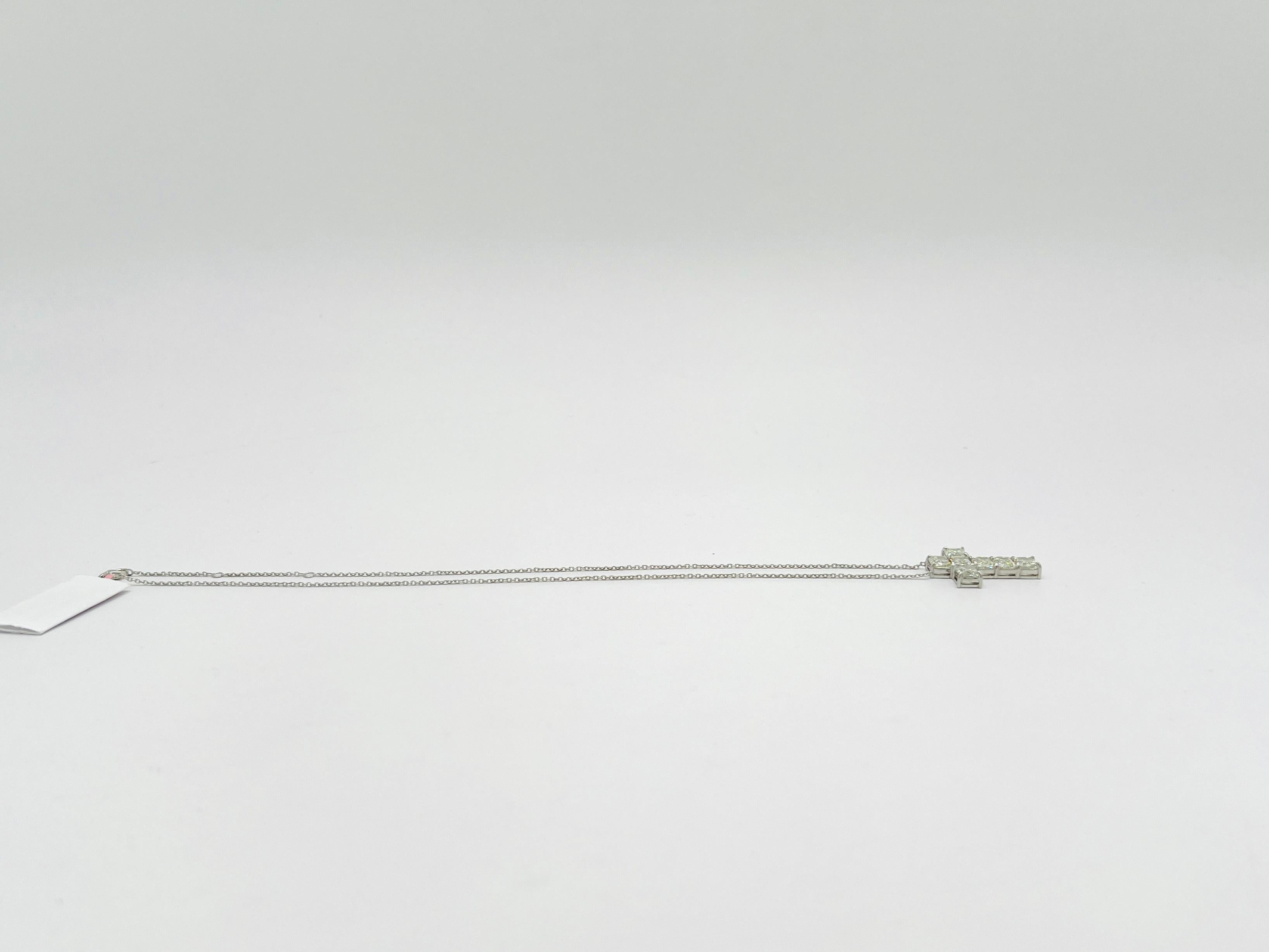 GIA Collier pendentif croix en or blanc 18 carats avec diamant taille émeraude de 1,50 carat chacun en vente 2
