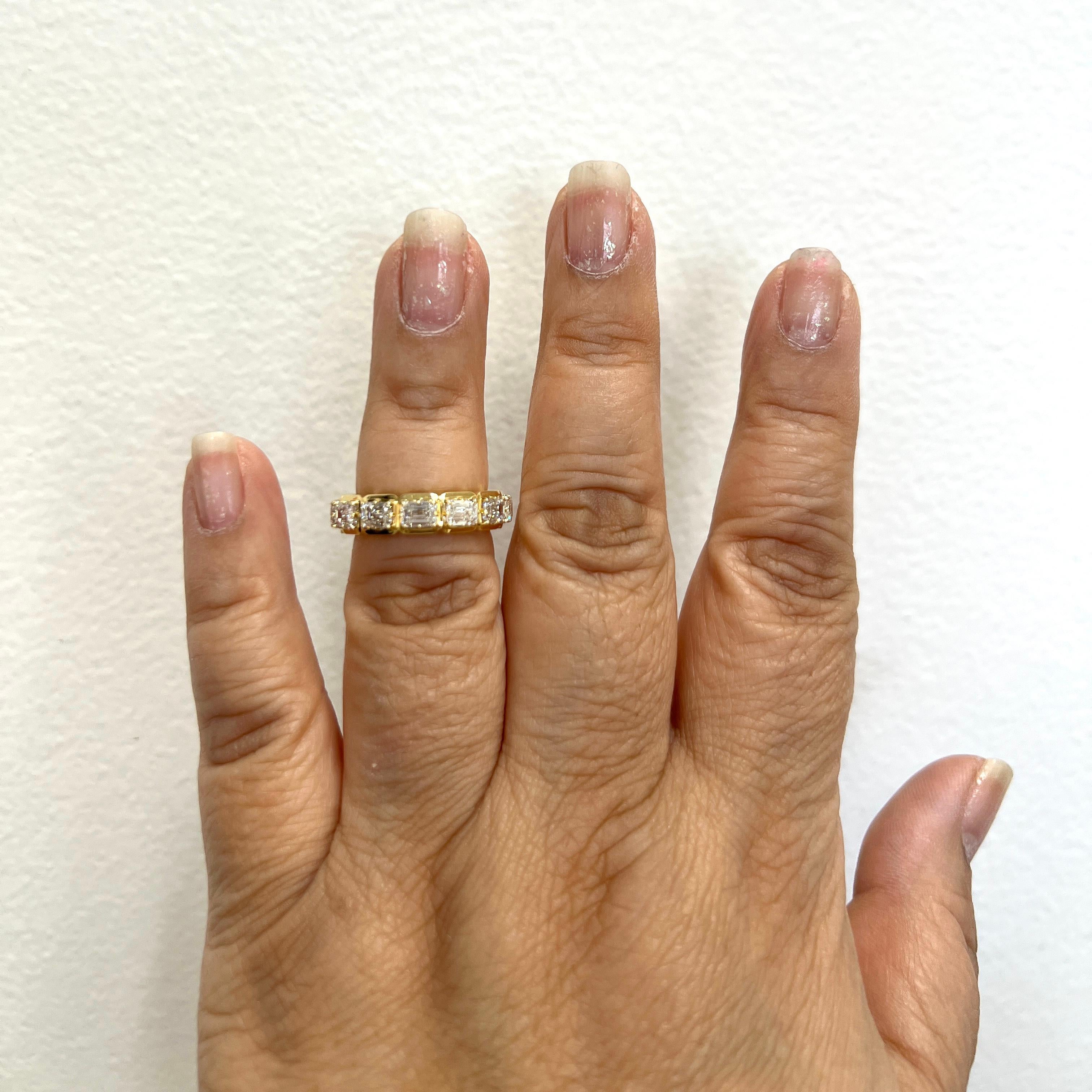 Splendido esemplare da 4,02 ct. I_J VVS-VS diamante bianco taglio smeraldo.  In totale 13 pietre, ognuna delle quali ha un peso di 0,30-0,40 ct.  Ogni pietra è accompagnata da un certificato GIA.  Realizzato a mano in oro giallo 18 carati.  Anello