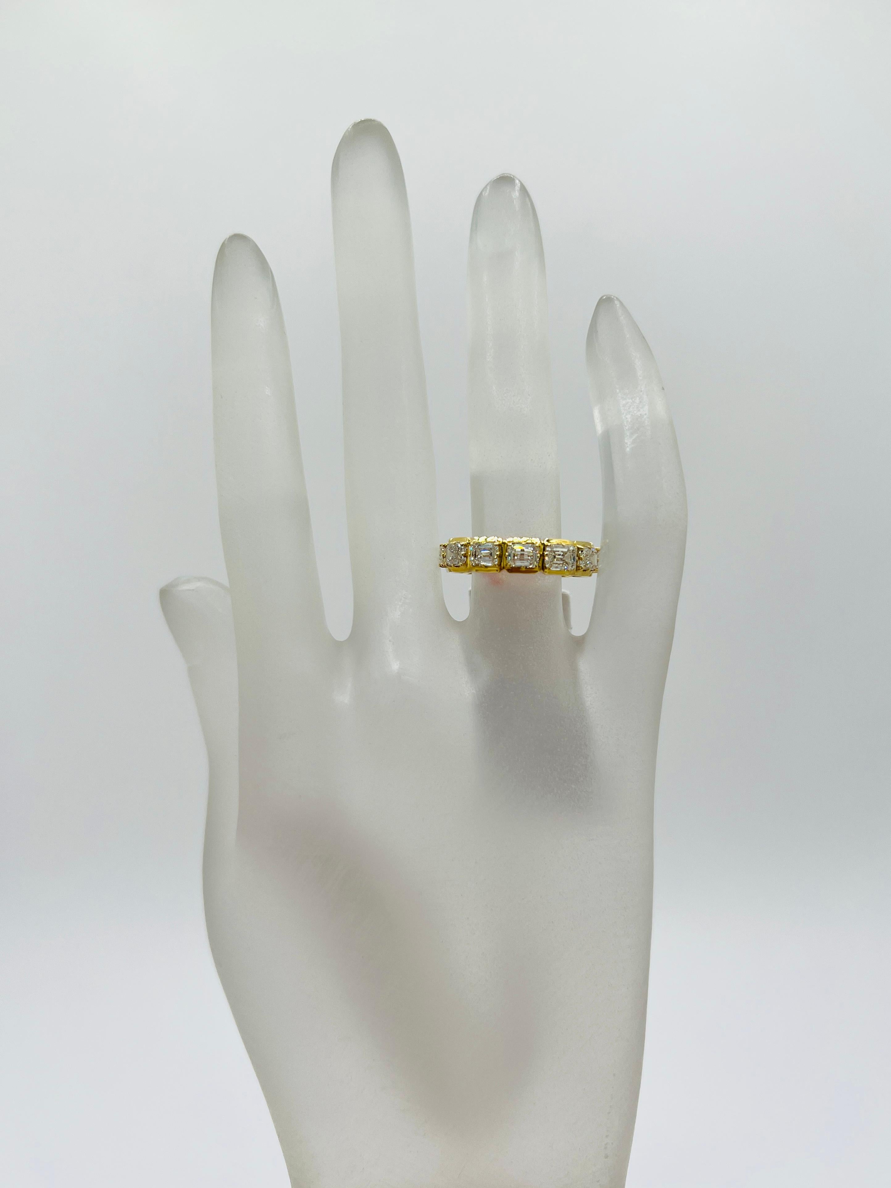 Taglio smeraldo Anello a castone per l'eternità con diamante taglio smeraldo GIA in oro giallo 18 carati in vendita