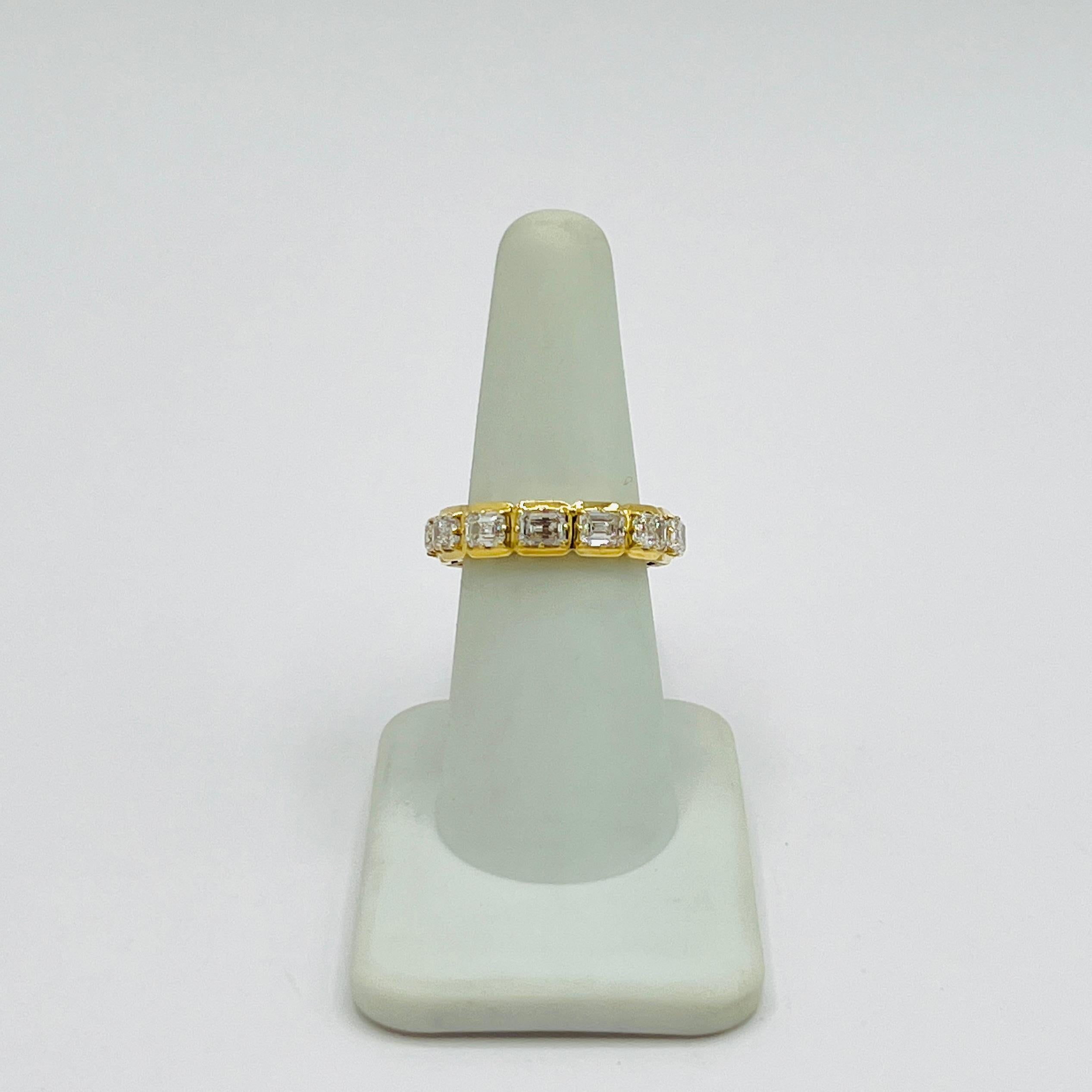 Anello a castone per l'eternità con diamante taglio smeraldo GIA in oro giallo 18 carati In condizioni Nuovo in vendita a Los Angeles, CA