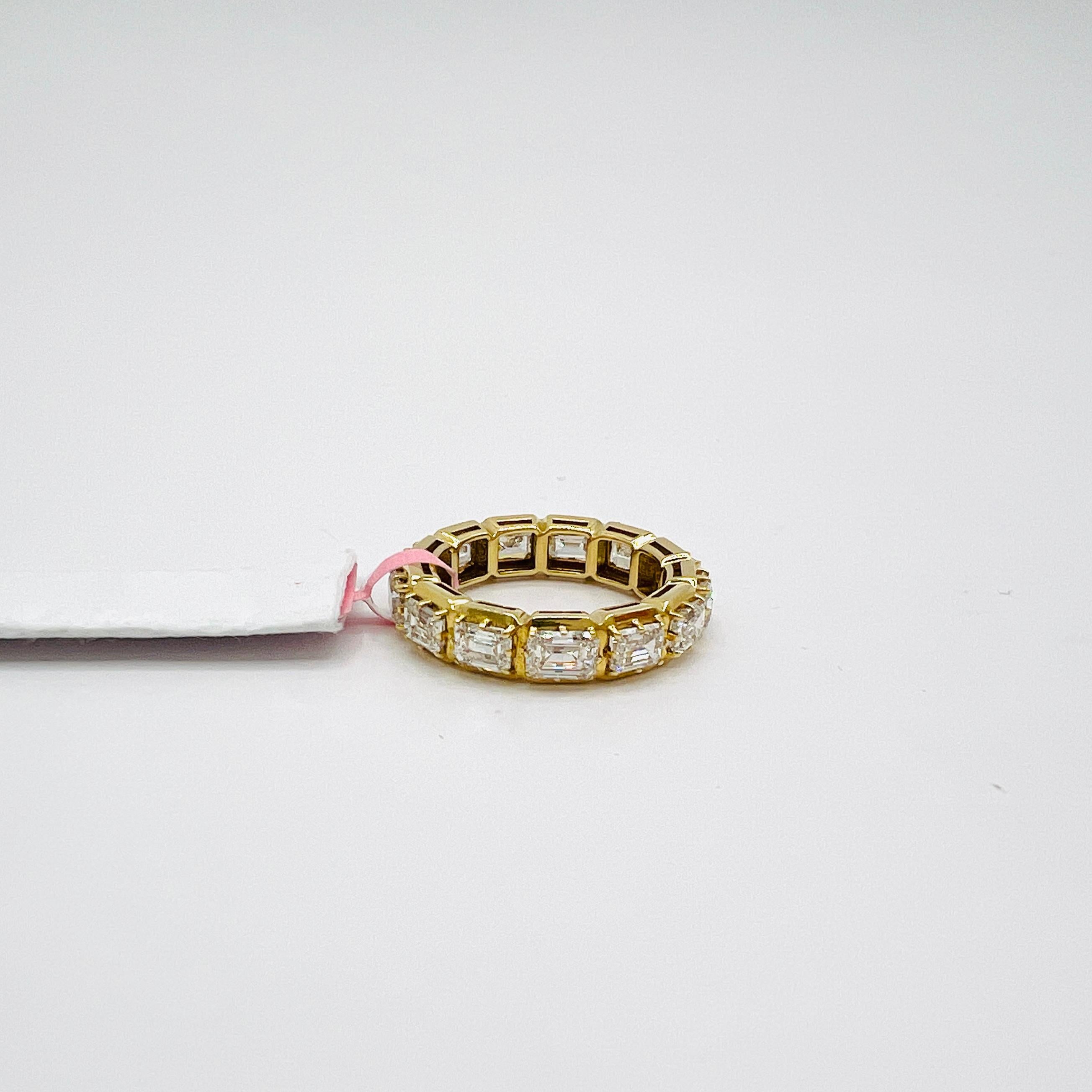 da uomo o donna Anello a castone per l'eternità con diamante taglio smeraldo GIA in oro giallo 18 carati in vendita