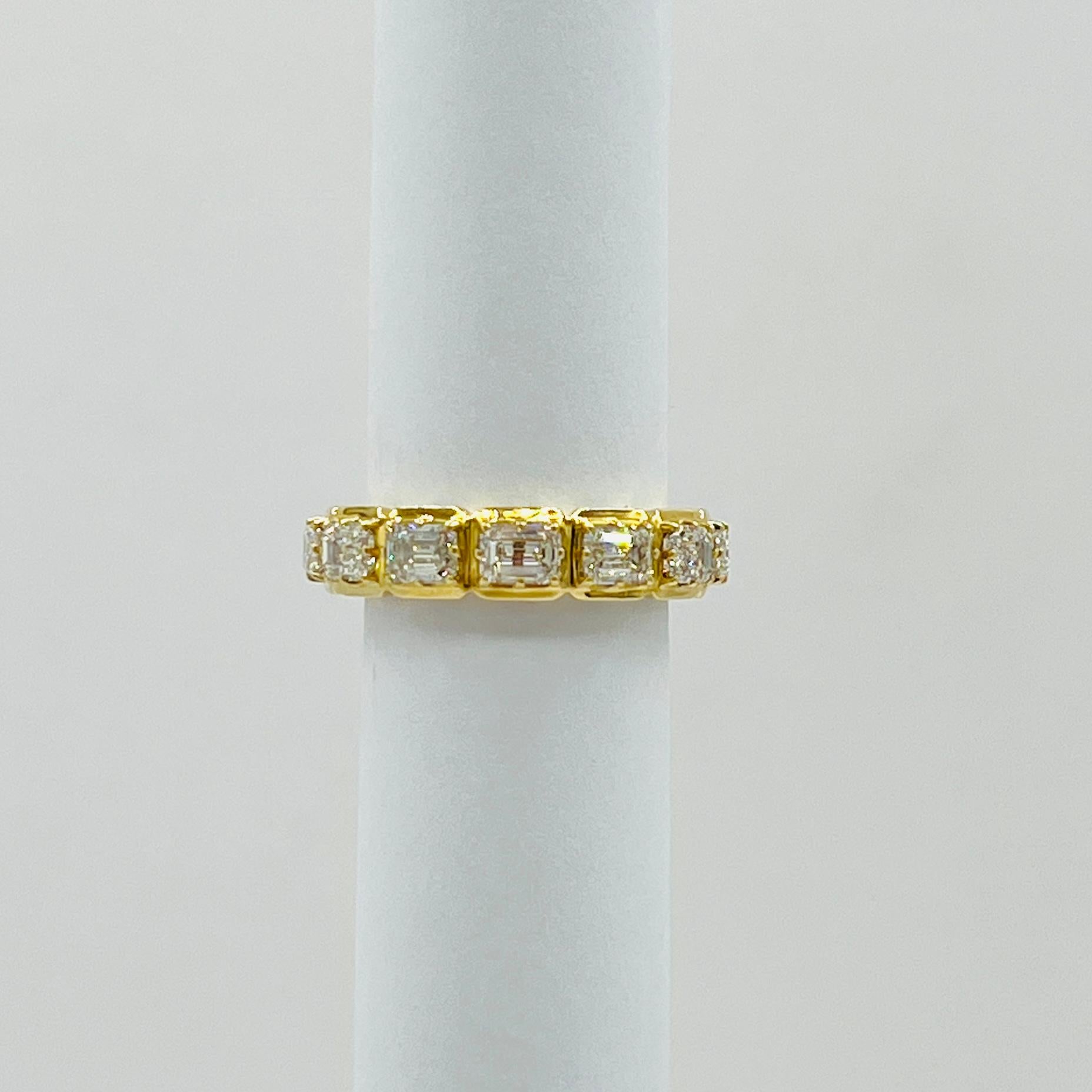 Anello a castone per l'eternità con diamante taglio smeraldo GIA in oro giallo 18 carati in vendita 1